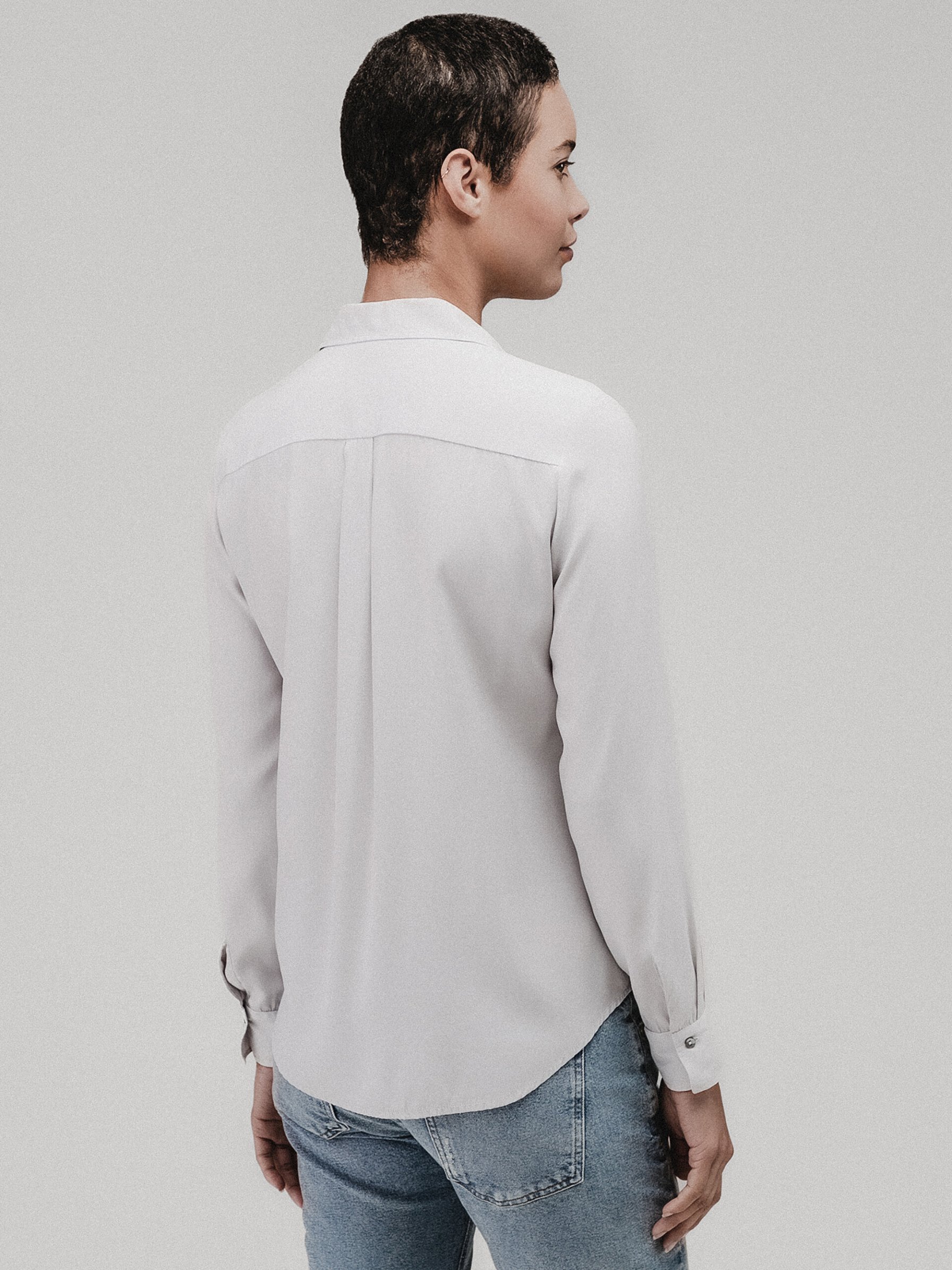 Detailansicht von Seidenbluse von HER SHIRT