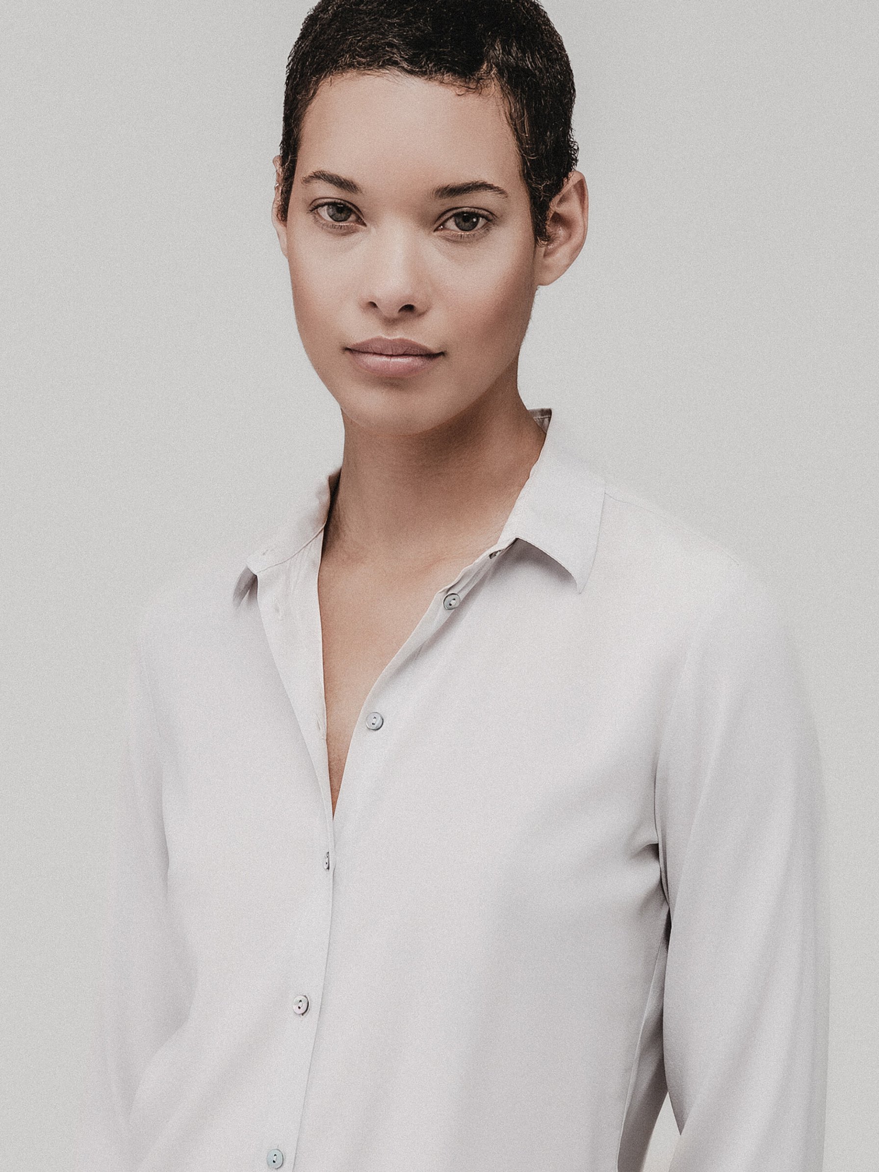 Detailansicht von Seidenbluse von HER SHIRT