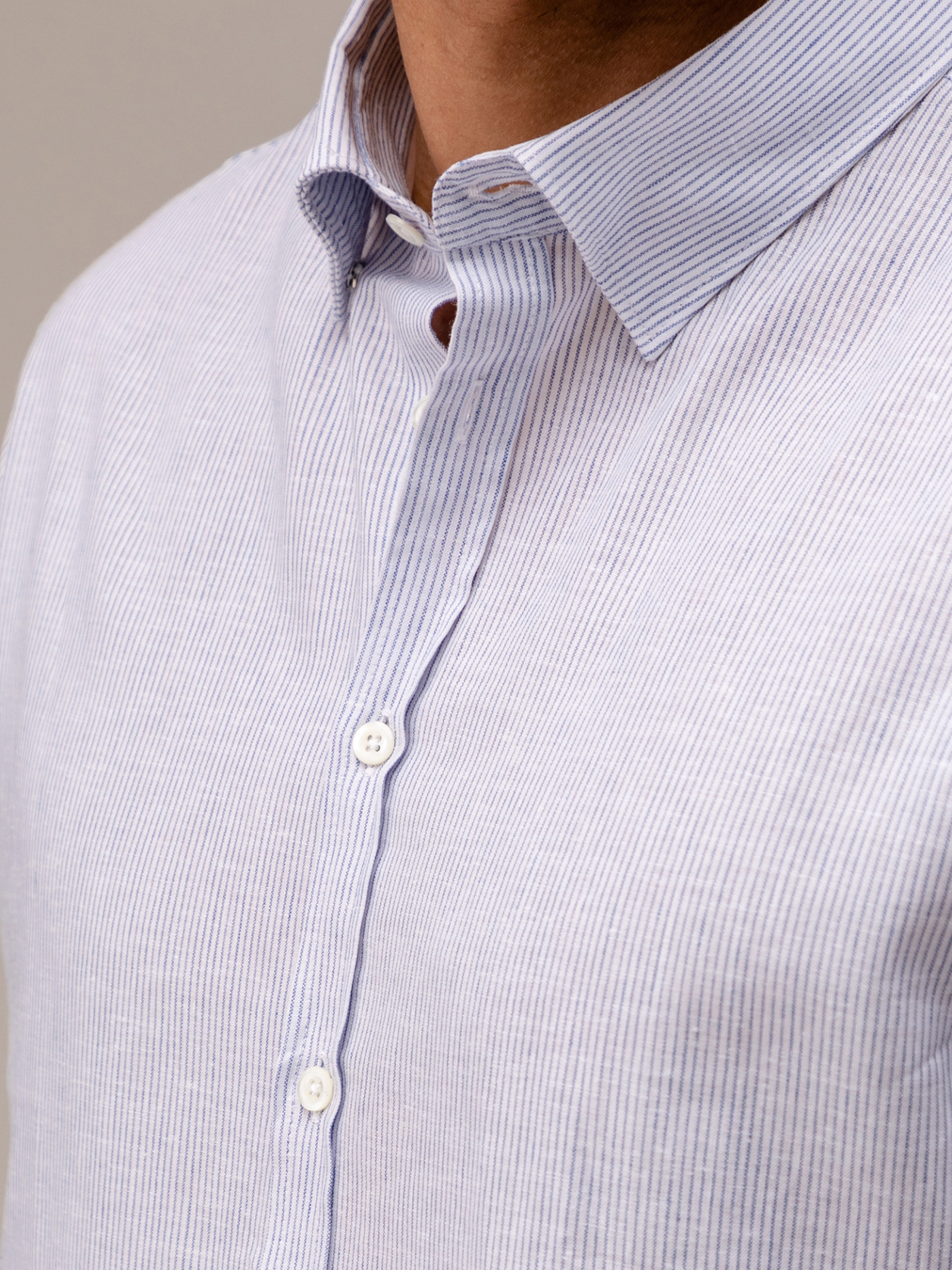 Detailansicht von Leinenhemd von AGLINI