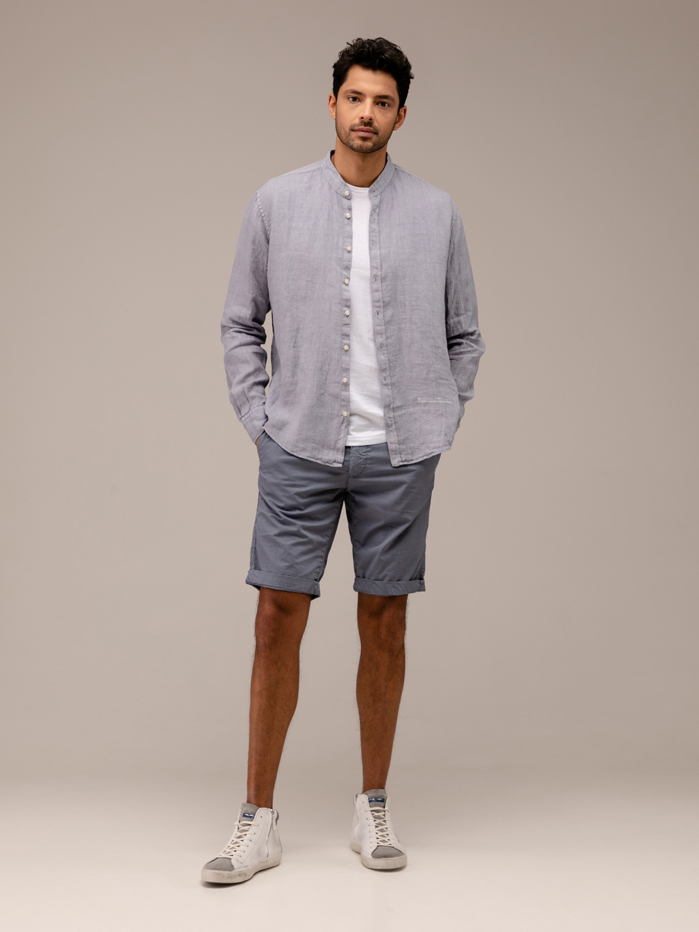 Detailansicht von Leinenhemd mit Stehkragen von BETTER RICH