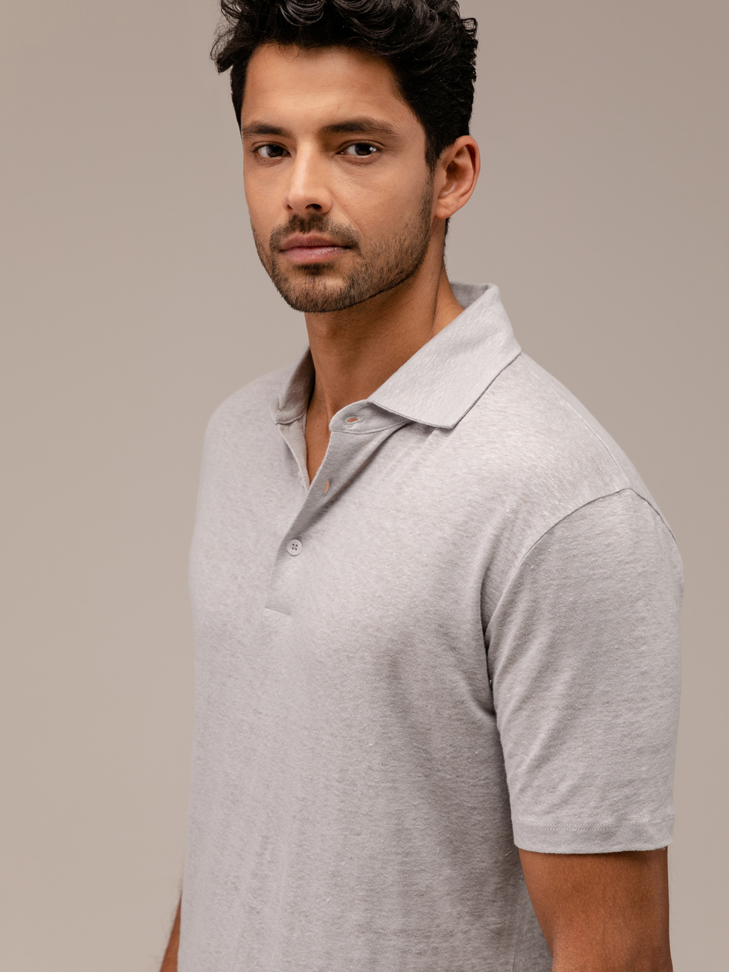 Detailansicht von Kurzarm-Poloshirt aus Leinen von PHIL PETTER