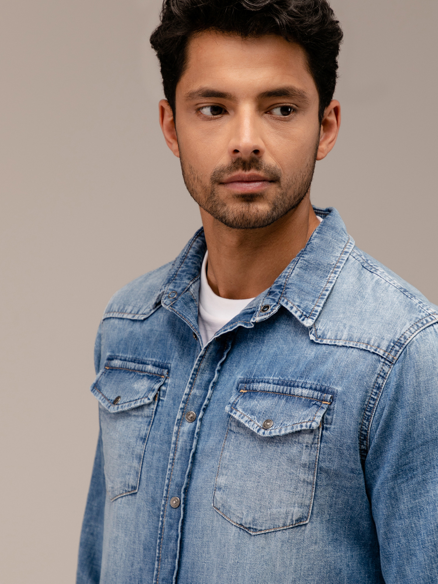 Detailansicht von Jeanshemd von LE TEMPS DES CERISES