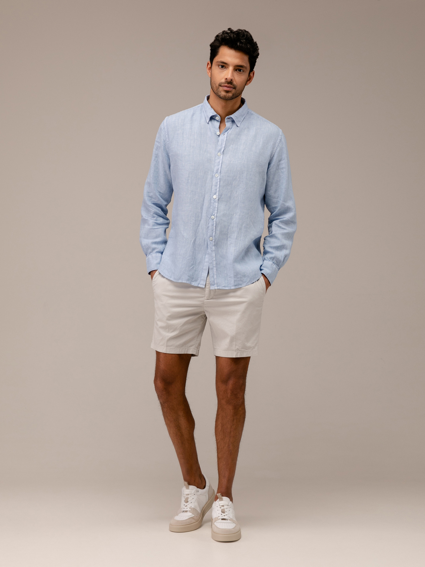 Detailansicht von Leinenhemd von AGLINI