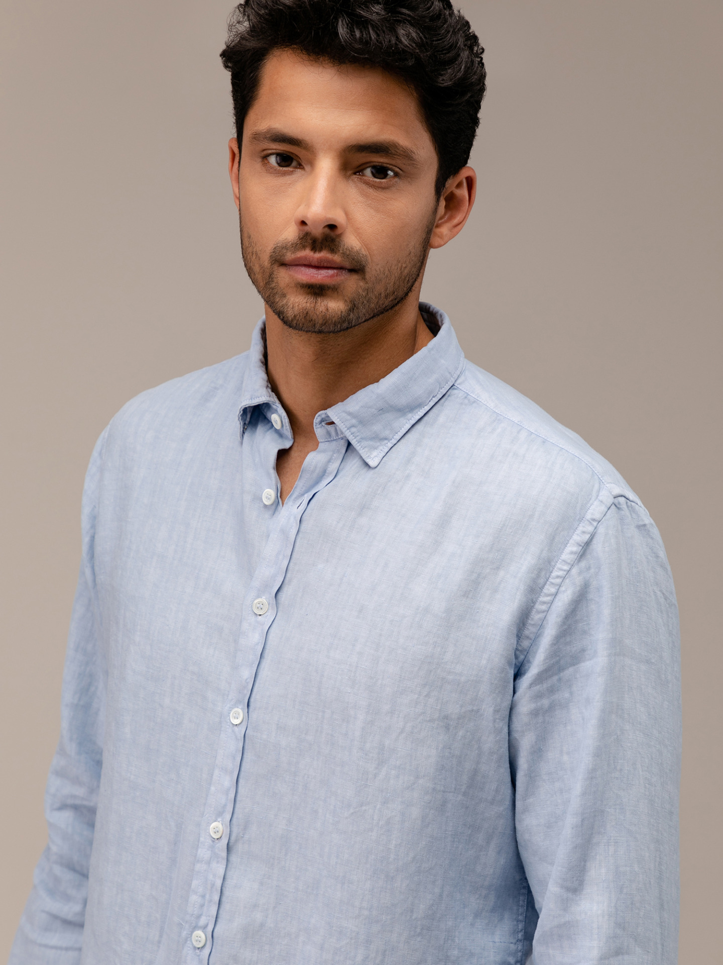 Detailansicht von Leinenhemd von AGLINI