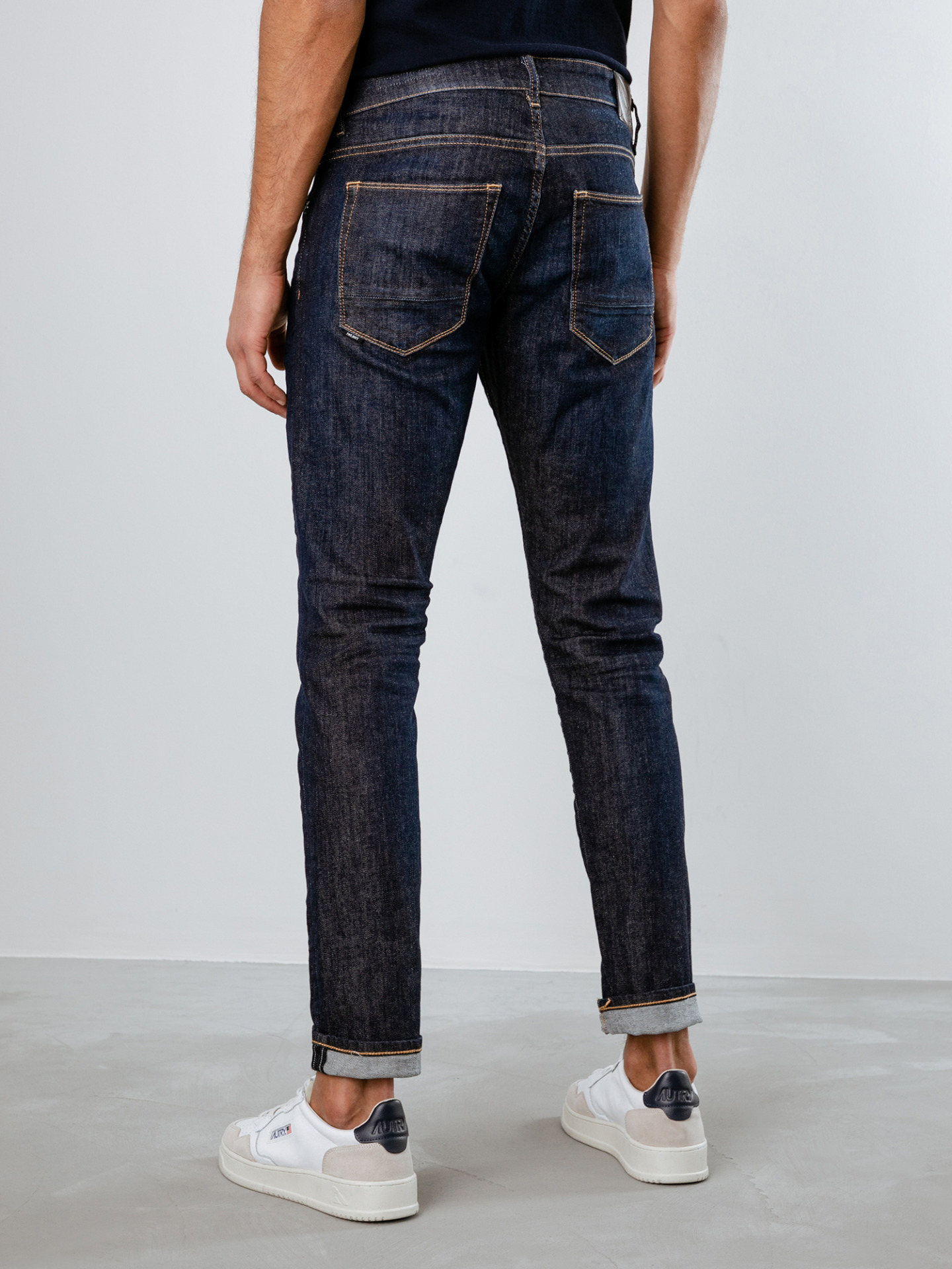 Detailansicht von Slim Fit Jeans von THE NIM