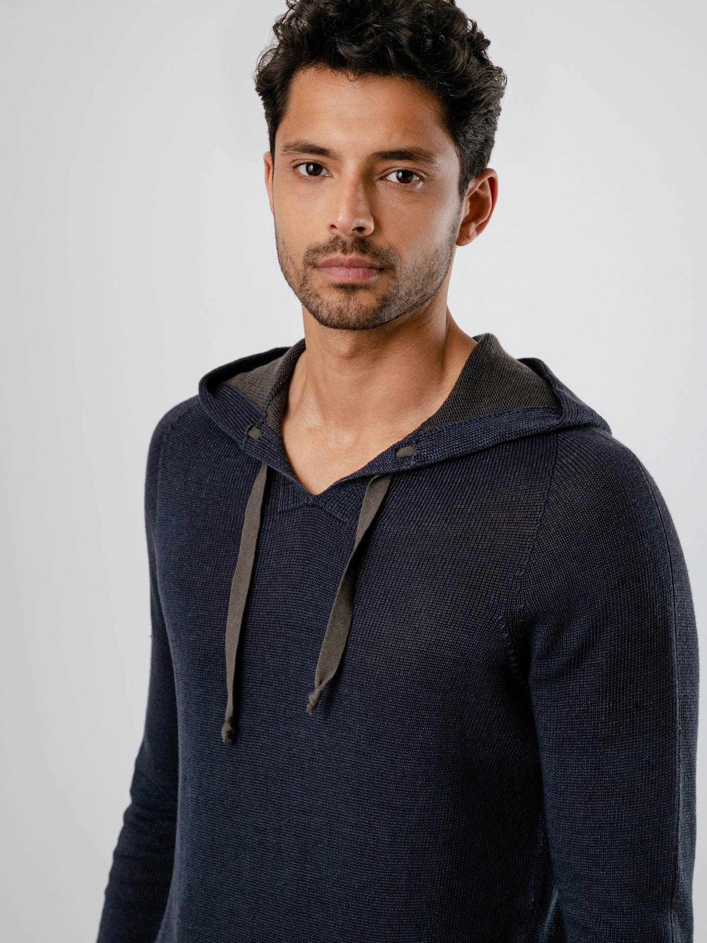 Detailansicht von Kapuzenpullover von HANNES ROETHER