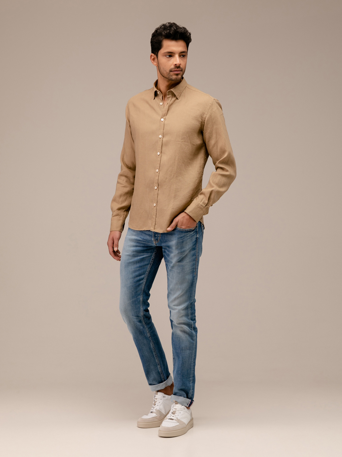 Detailansicht von Leinenhemd von AGLINI