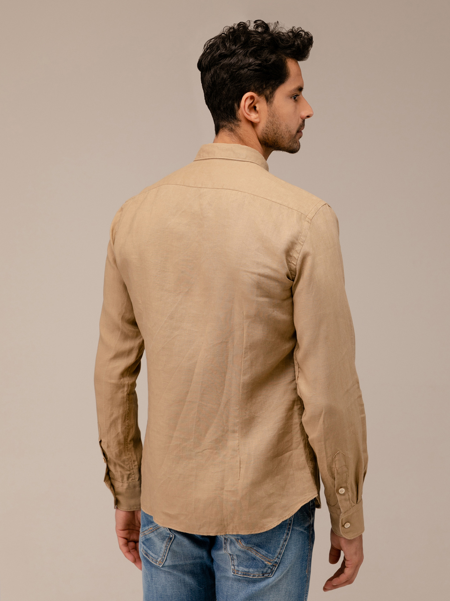 Detailansicht von Leinenhemd von AGLINI