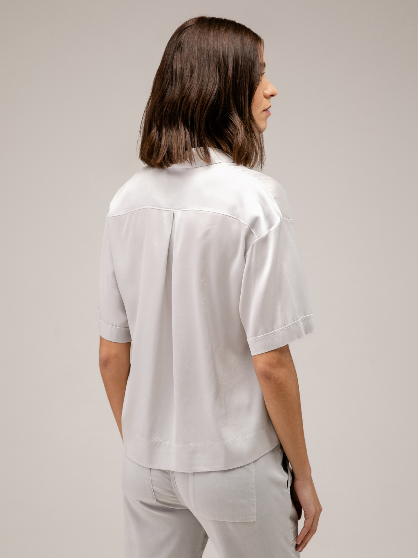 Detailansicht von Kurzarm-Seidenbluse von HER SHIRT