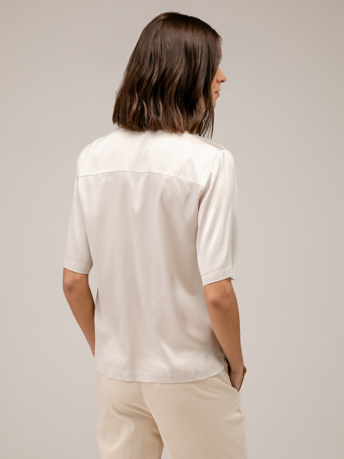 Detailansicht von Kurzarm-Seidenbluse von HER SHIRT