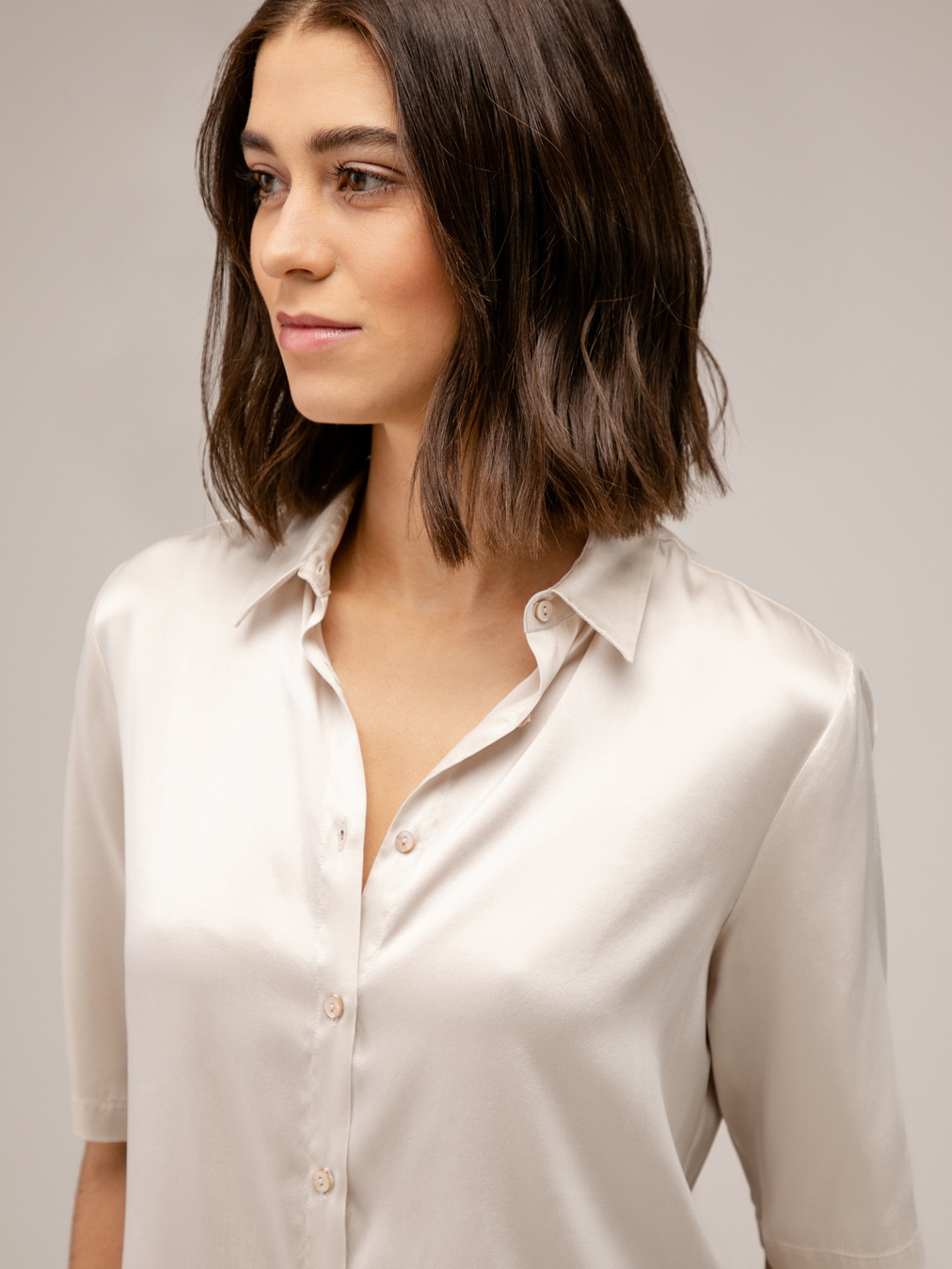 Detailansicht von Kurzarm-Seidenbluse von HER SHIRT