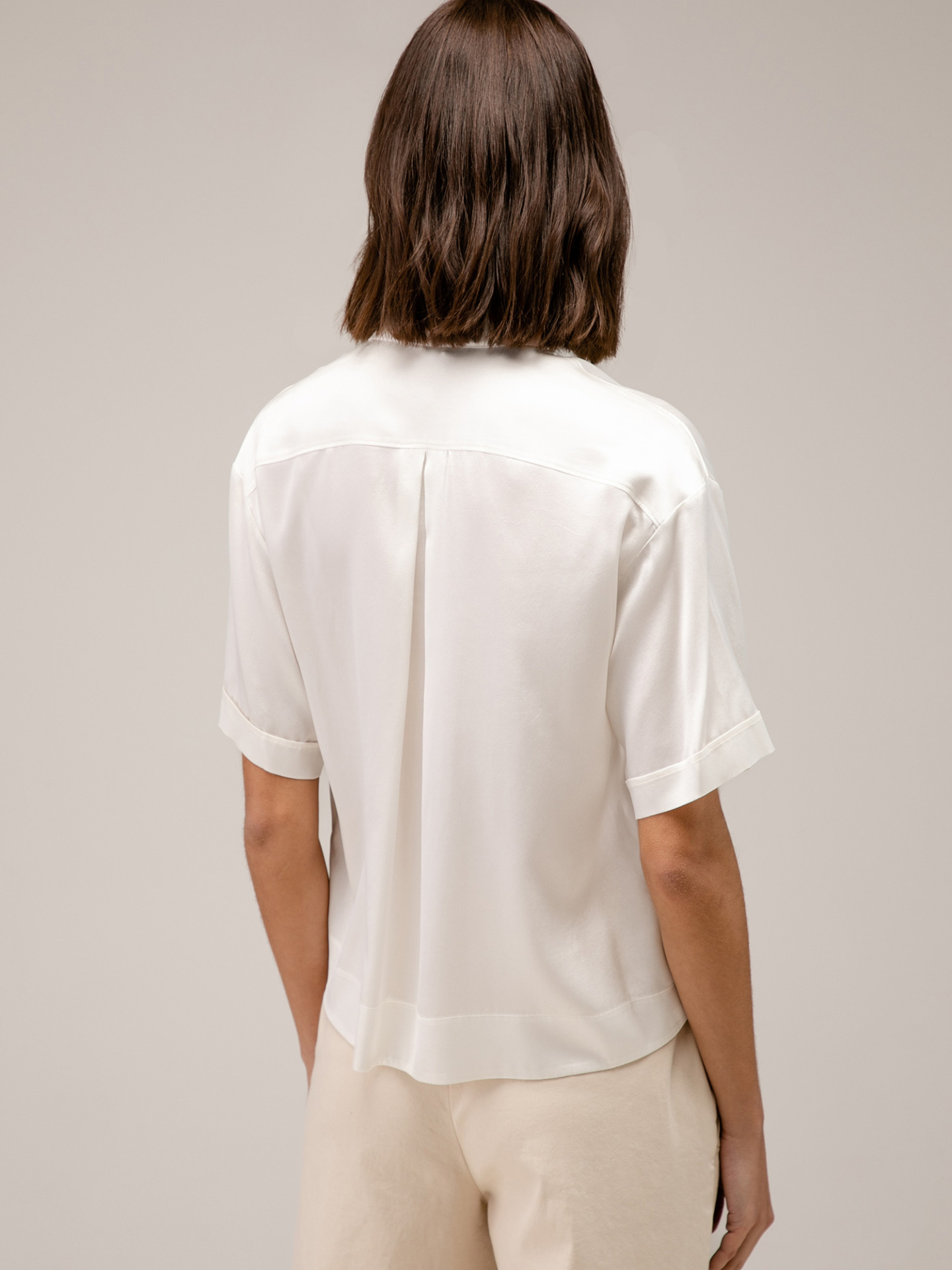 Detailansicht von Kurzarm-Seidenbluse von HER SHIRT