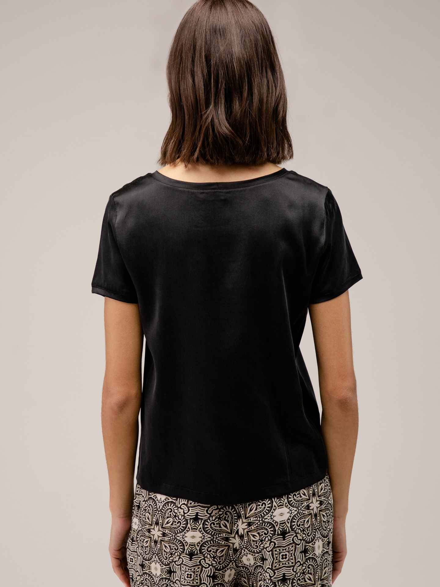 Detailansicht von Kurzarm-Seidenbluse von DANIELS