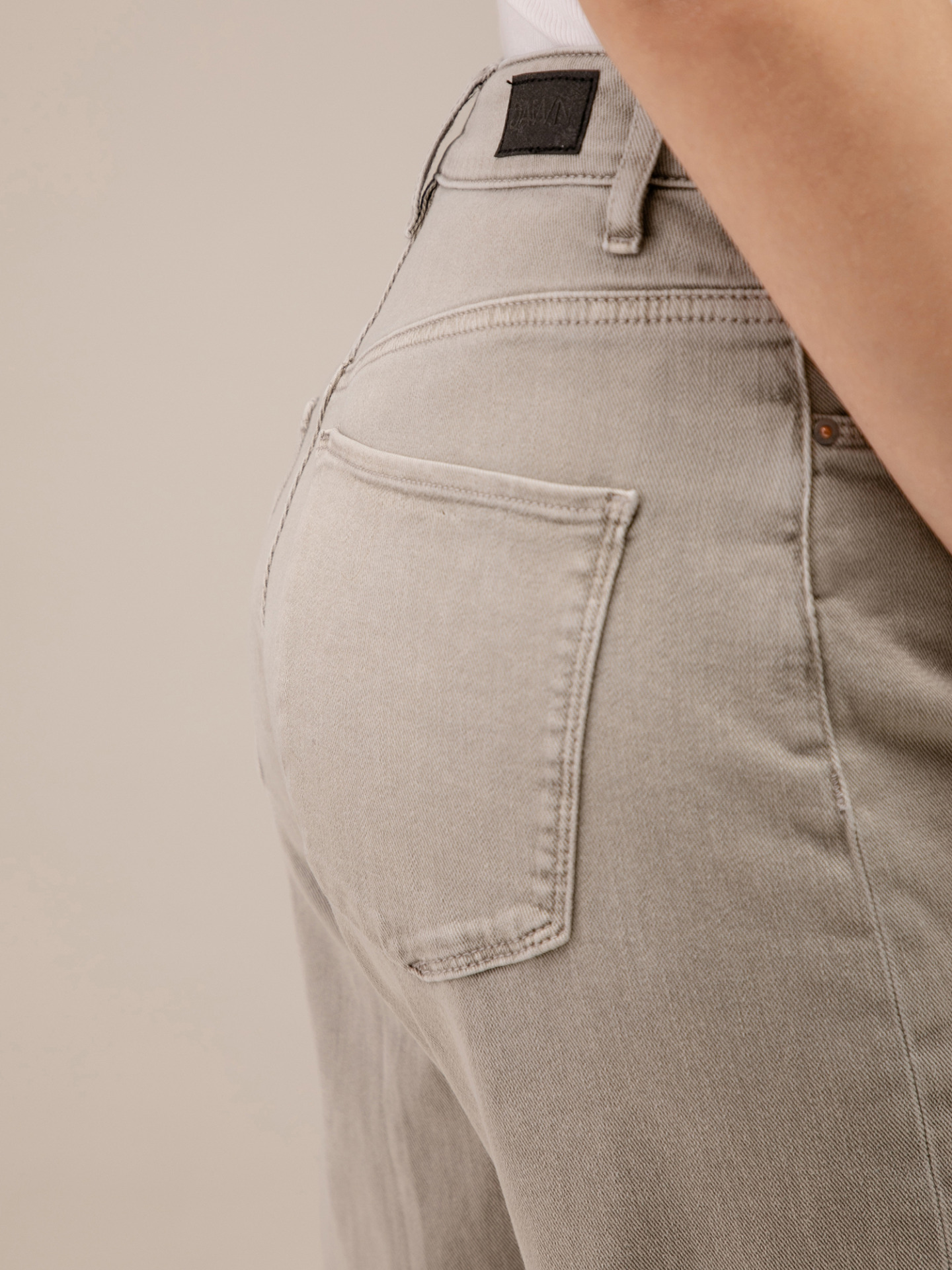 Detailansicht von O-Shape Jeans von DAWN