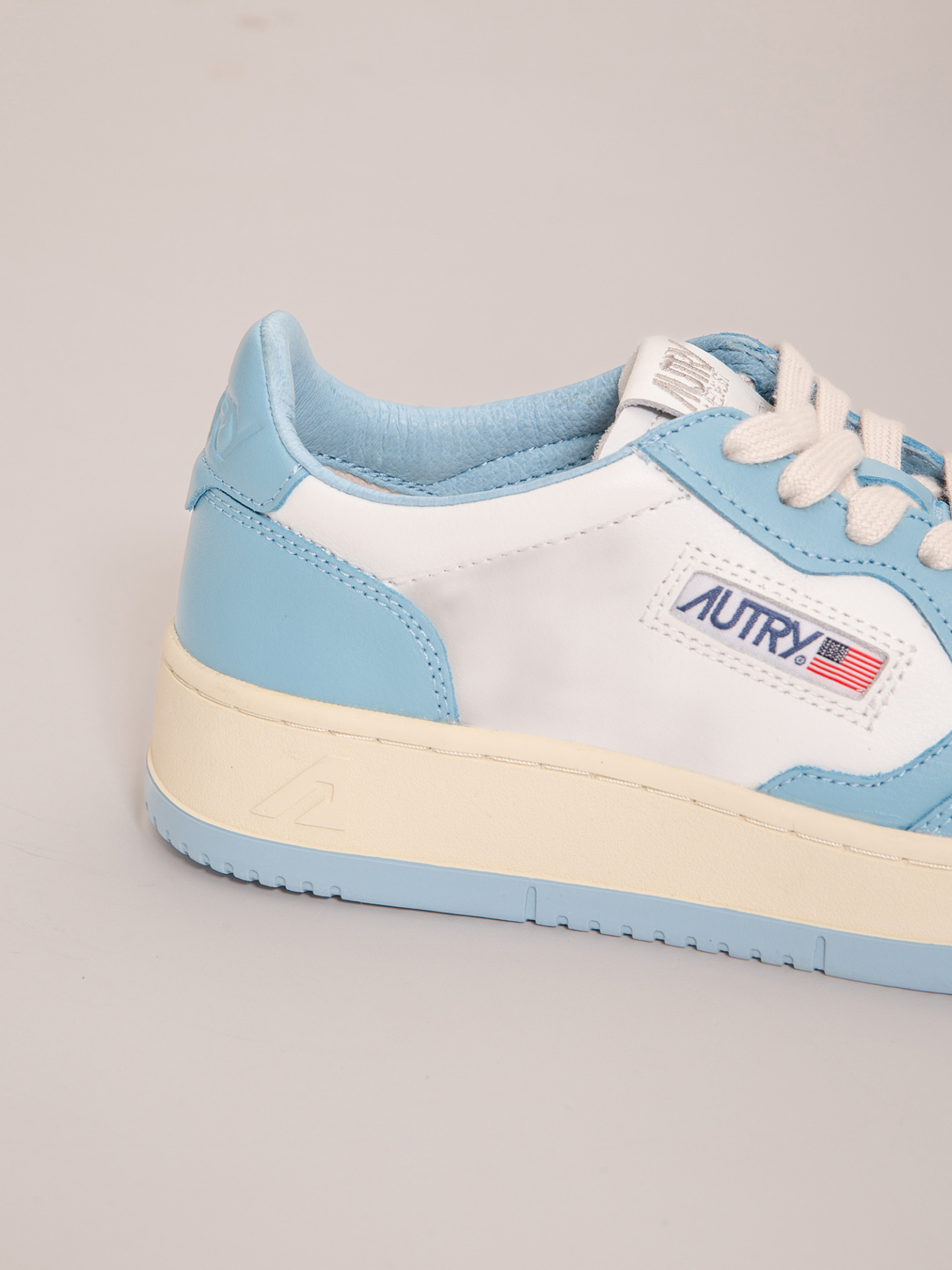 Detailansicht von Sneaker aus Leder von AUTRY