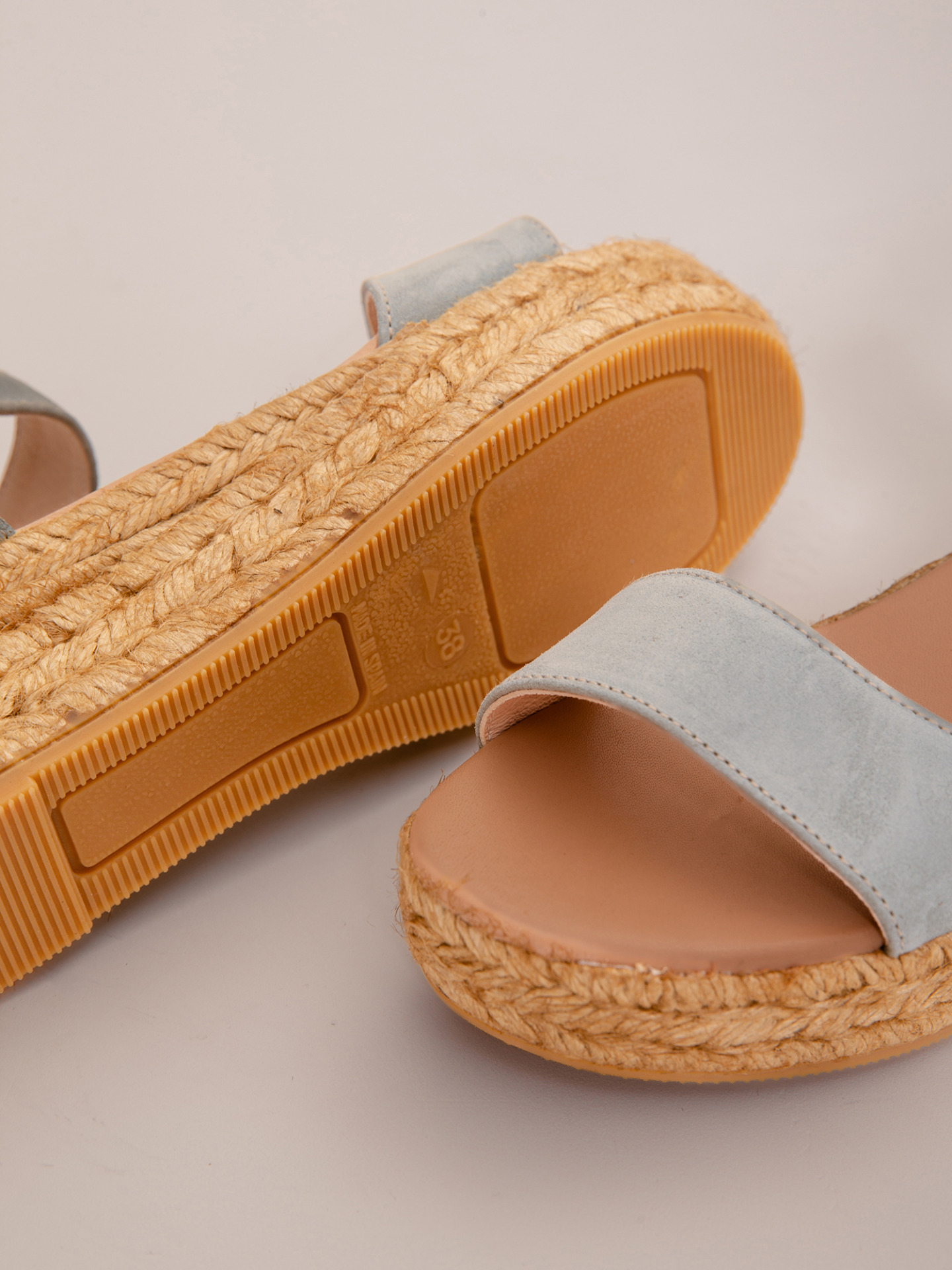 Detailansicht von Keilsandaletten von GAIMO