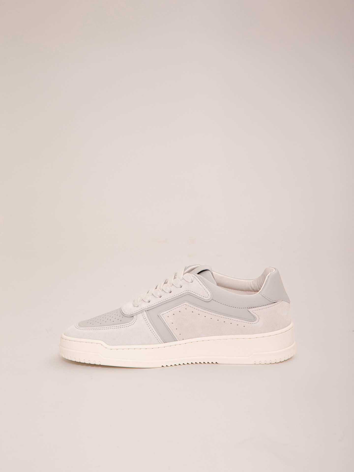 Detailansicht von Sneaker mit Veloursapplikationen von COPENHAGEN