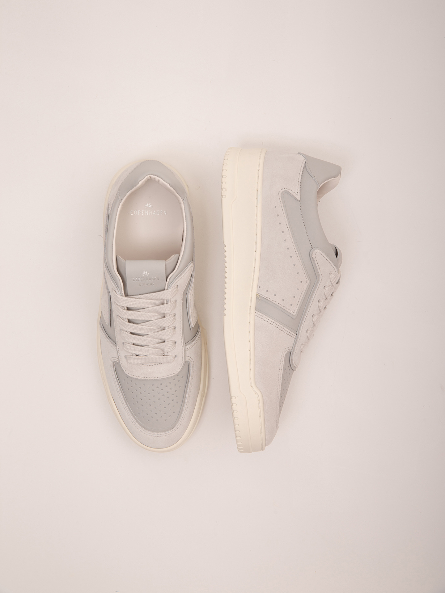 Detailansicht von Sneaker mit Veloursapplikationen von COPENHAGEN