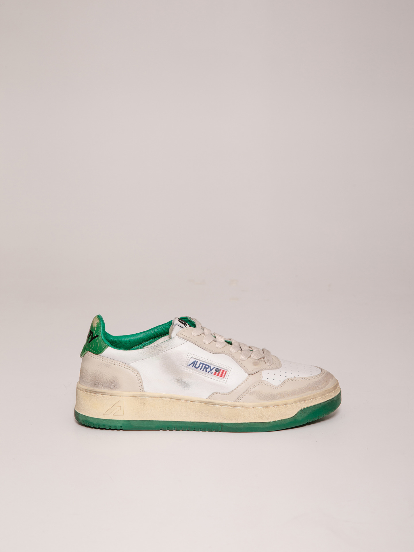 Detailansicht von Sneaker aus Leder im Vintage-Look von AUTRY