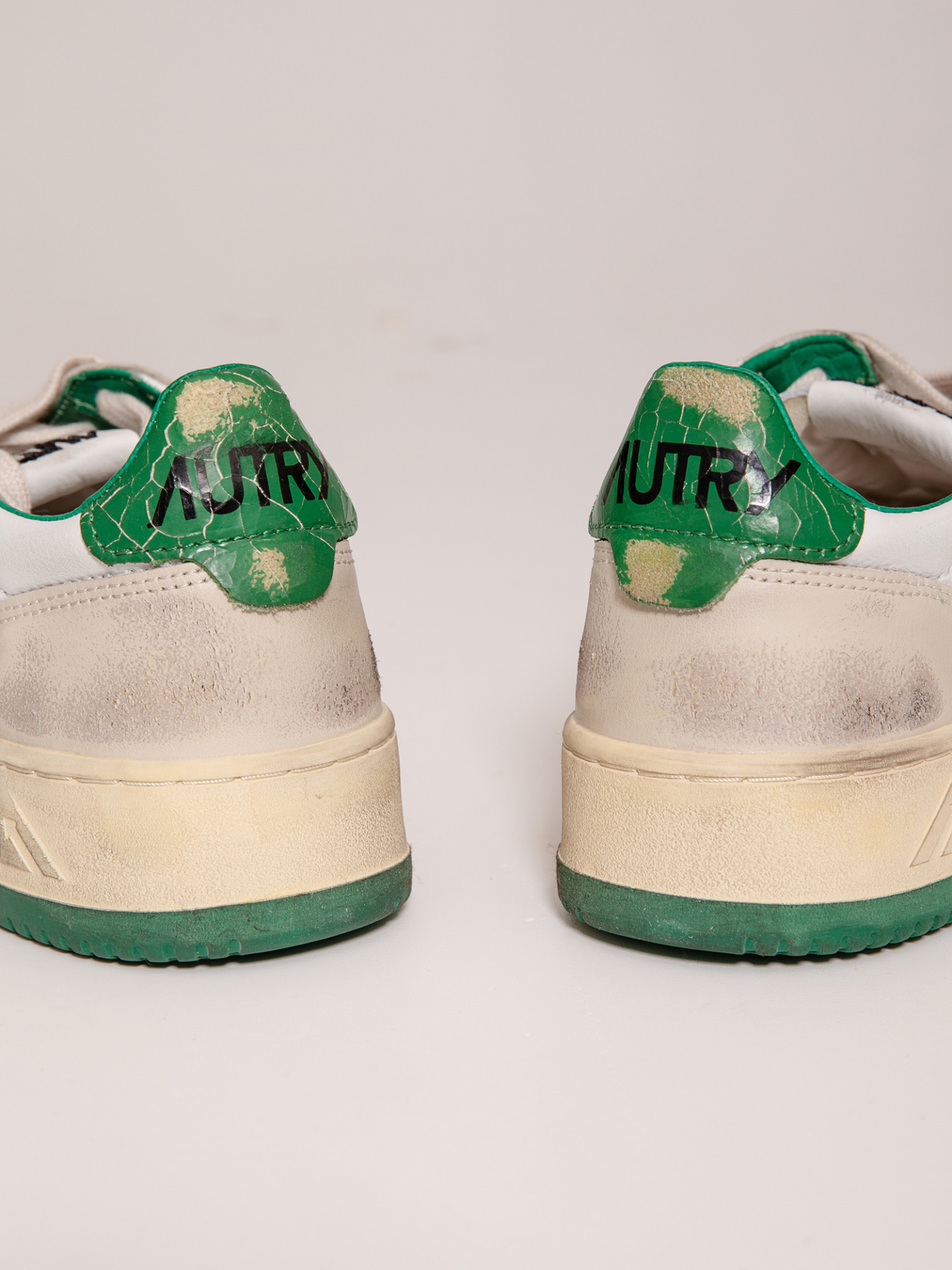 Detailansicht von Sneaker aus Leder im Vintage-Look von AUTRY