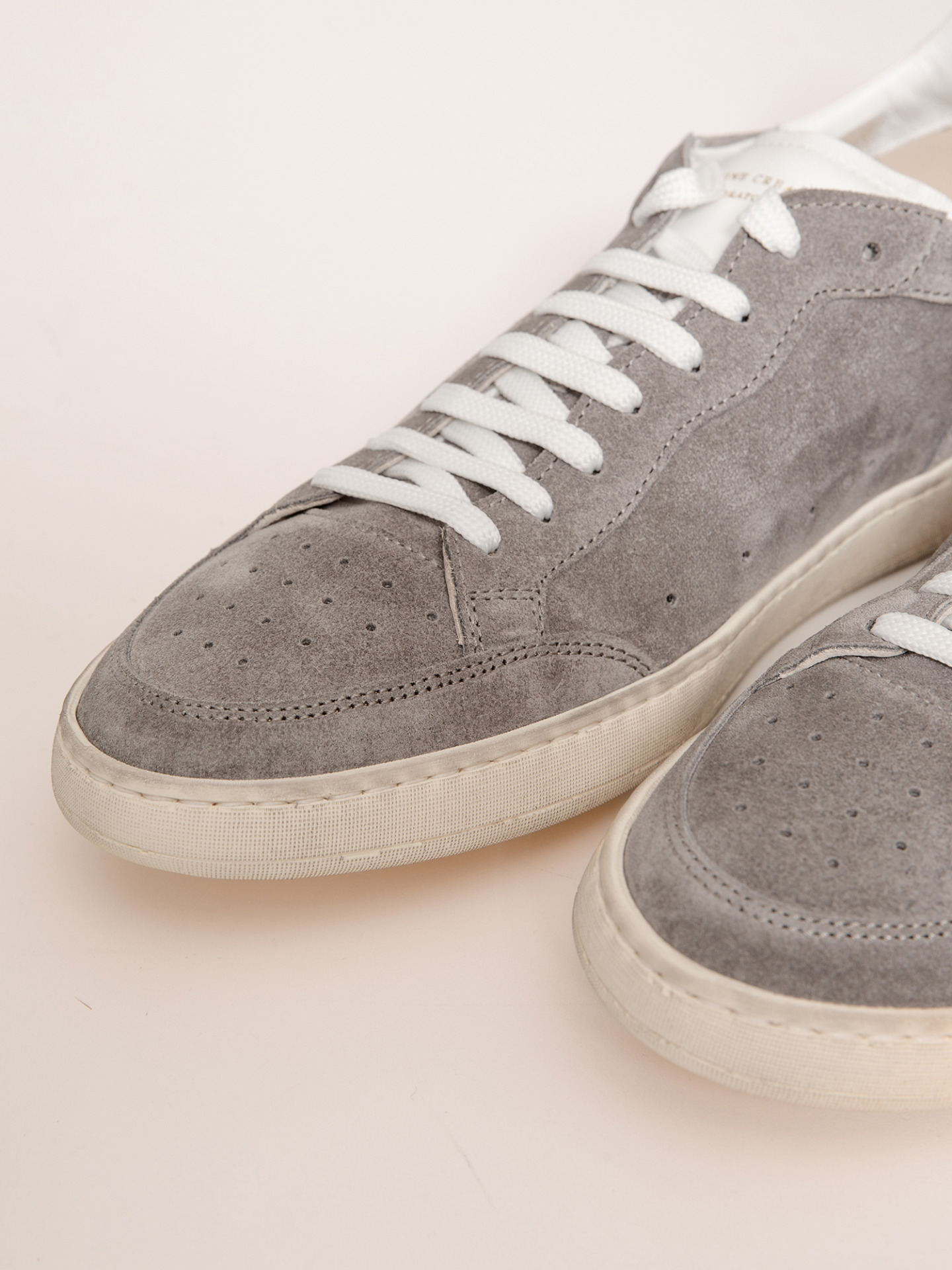 Detailansicht von Sneaker aus Veloursleder von OFFICINE CREATIVE