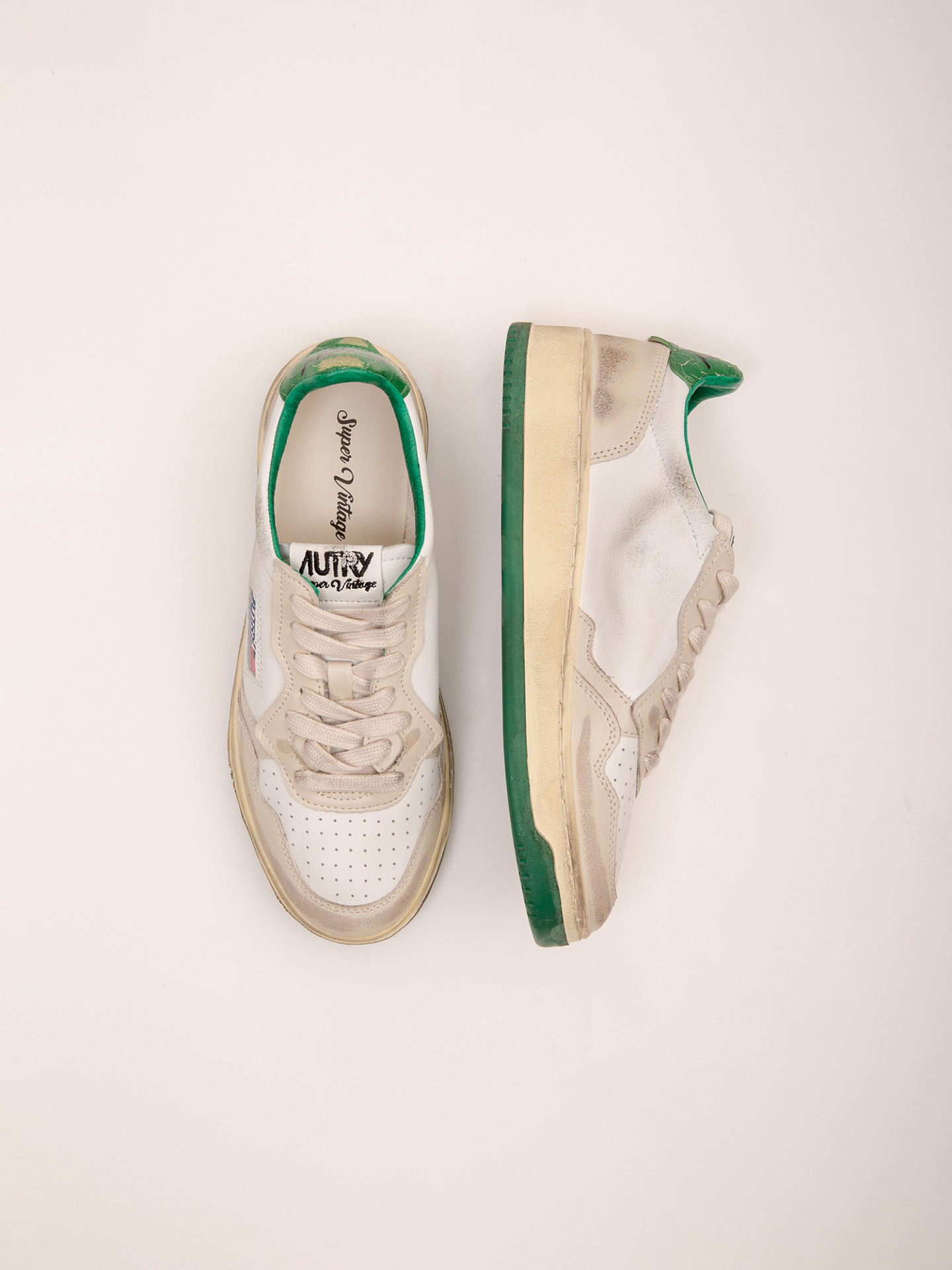 Detailansicht von Sneaker aus Leder im Vintage-Look von AUTRY