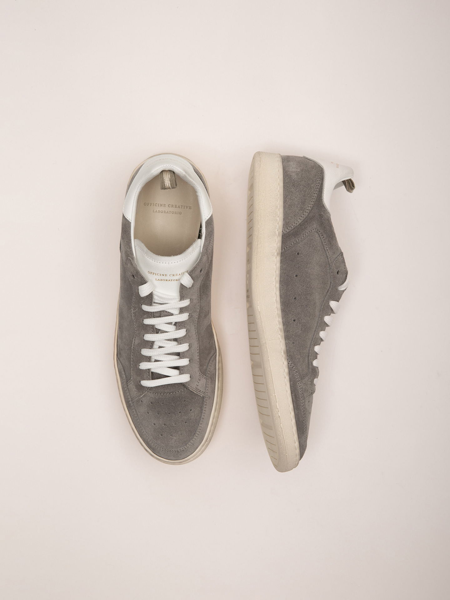 Detailansicht von Sneaker aus Veloursleder von OFFICINE CREATIVE