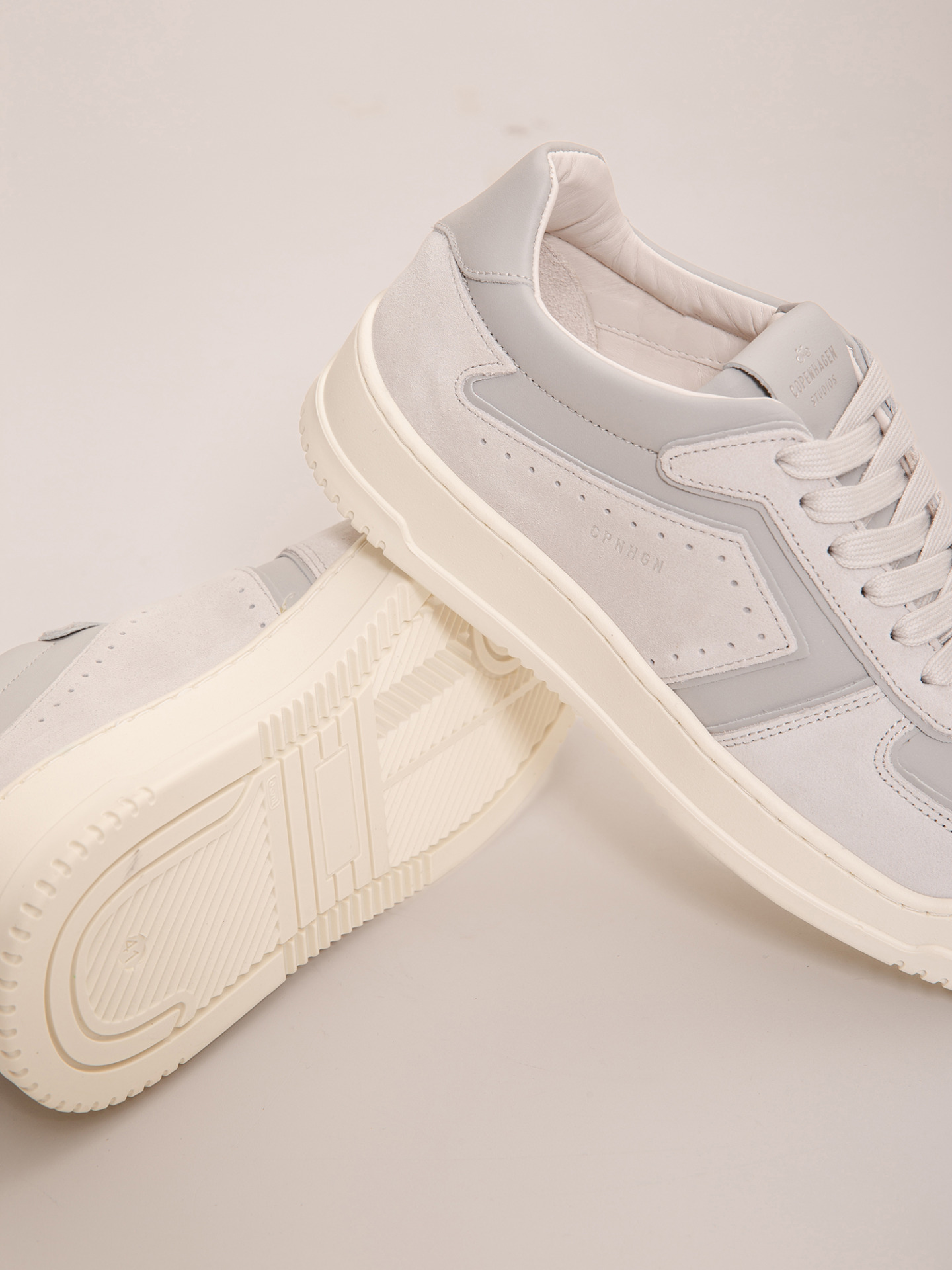 Detailansicht von Sneaker mit Veloursapplikationen von COPENHAGEN