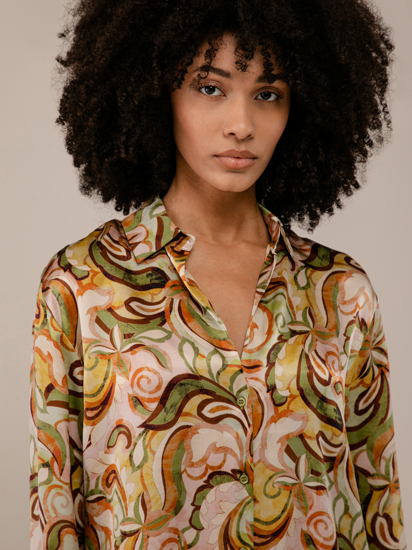 Detailansicht von Gemusterte Seidenbluse von DANIELS