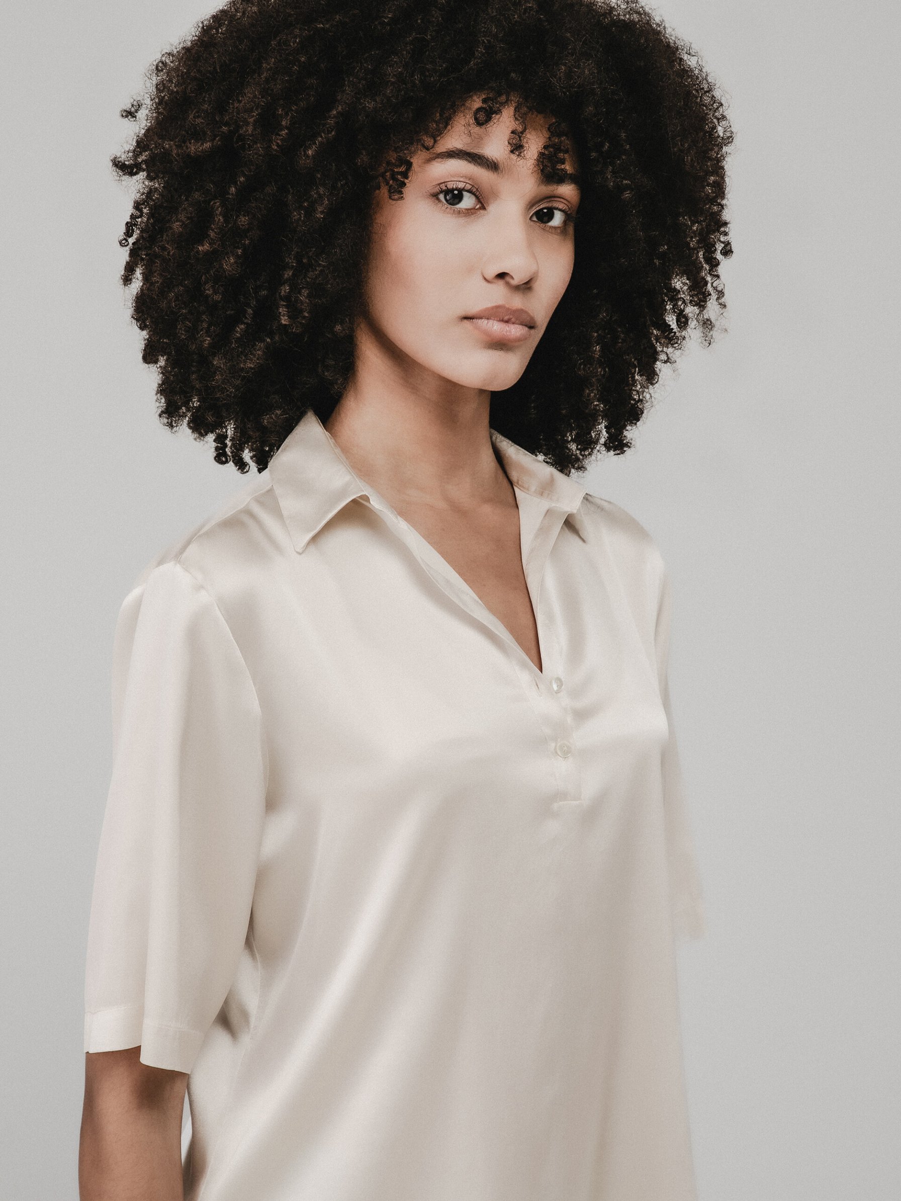 Detailansicht von Kurzarm-Seidenbluse von ANTONELLI