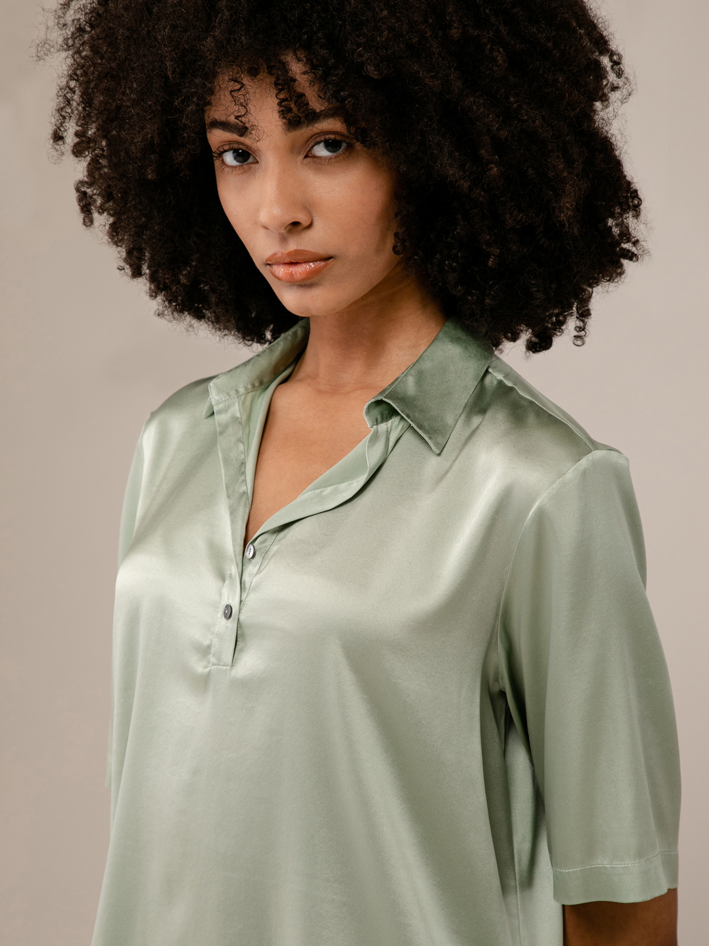 Detailansicht von Kurzarm-Seidenbluse von ANTONELLI