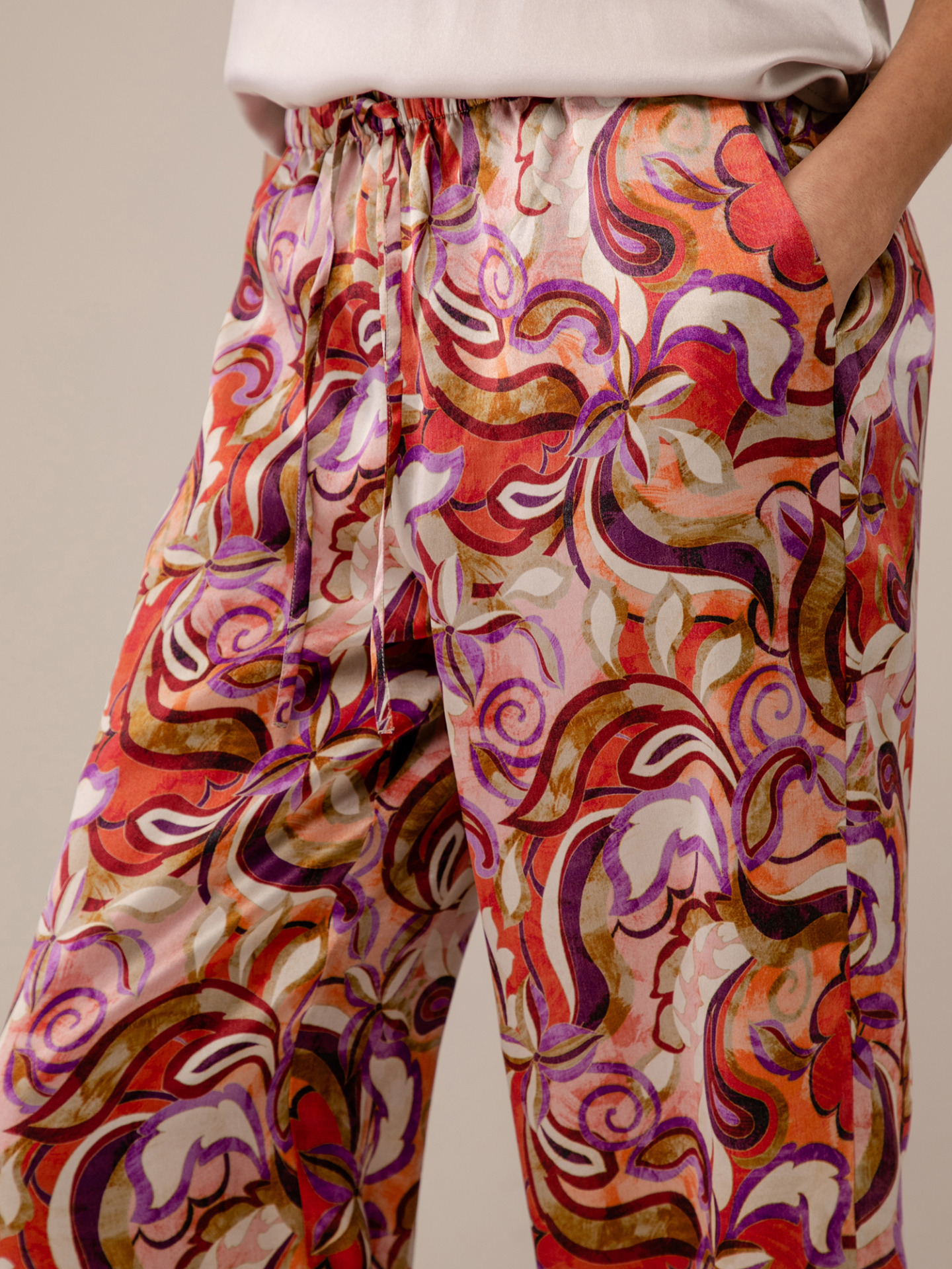 Detailansicht von Lässige Hose aus Seide von DANIELS