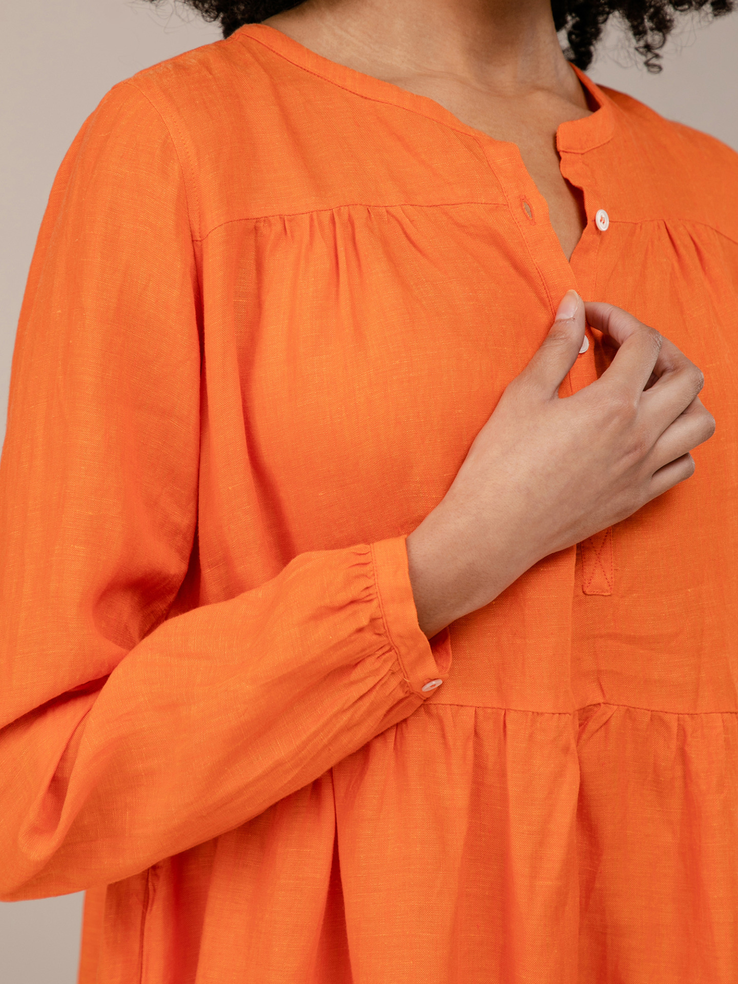 Detailansicht von Midi-Blusenkleid aus Leinen von ROBERT FRIEDMAN