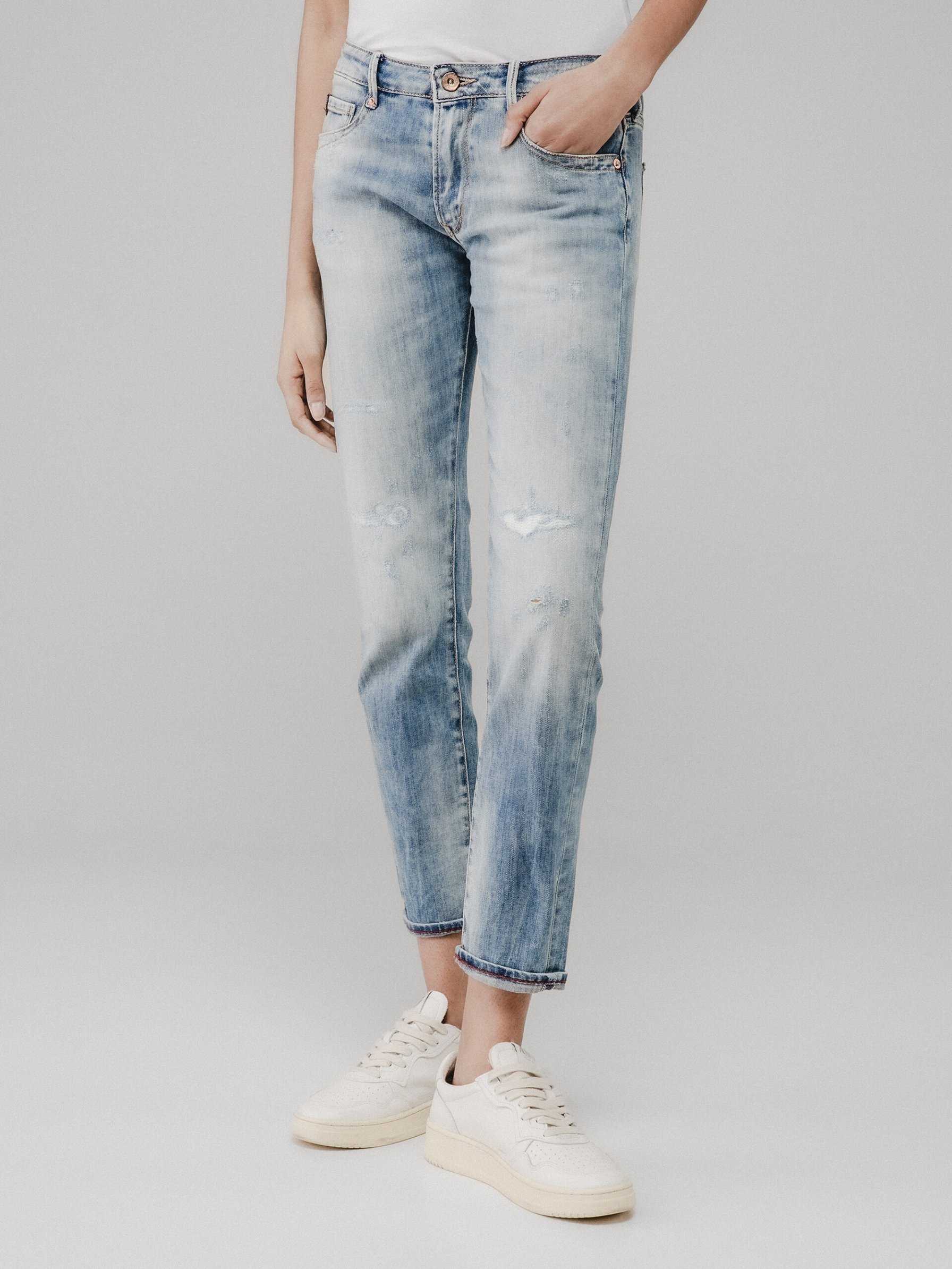 Detailansicht von Destroyed Skinny Jeans von LE TEMPS DES CERISES