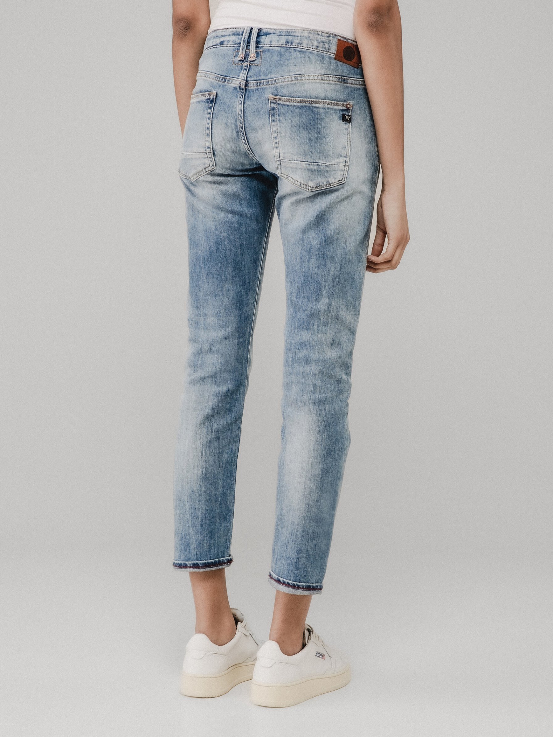 Detailansicht von Destroyed Skinny Jeans von LE TEMPS DES CERISES