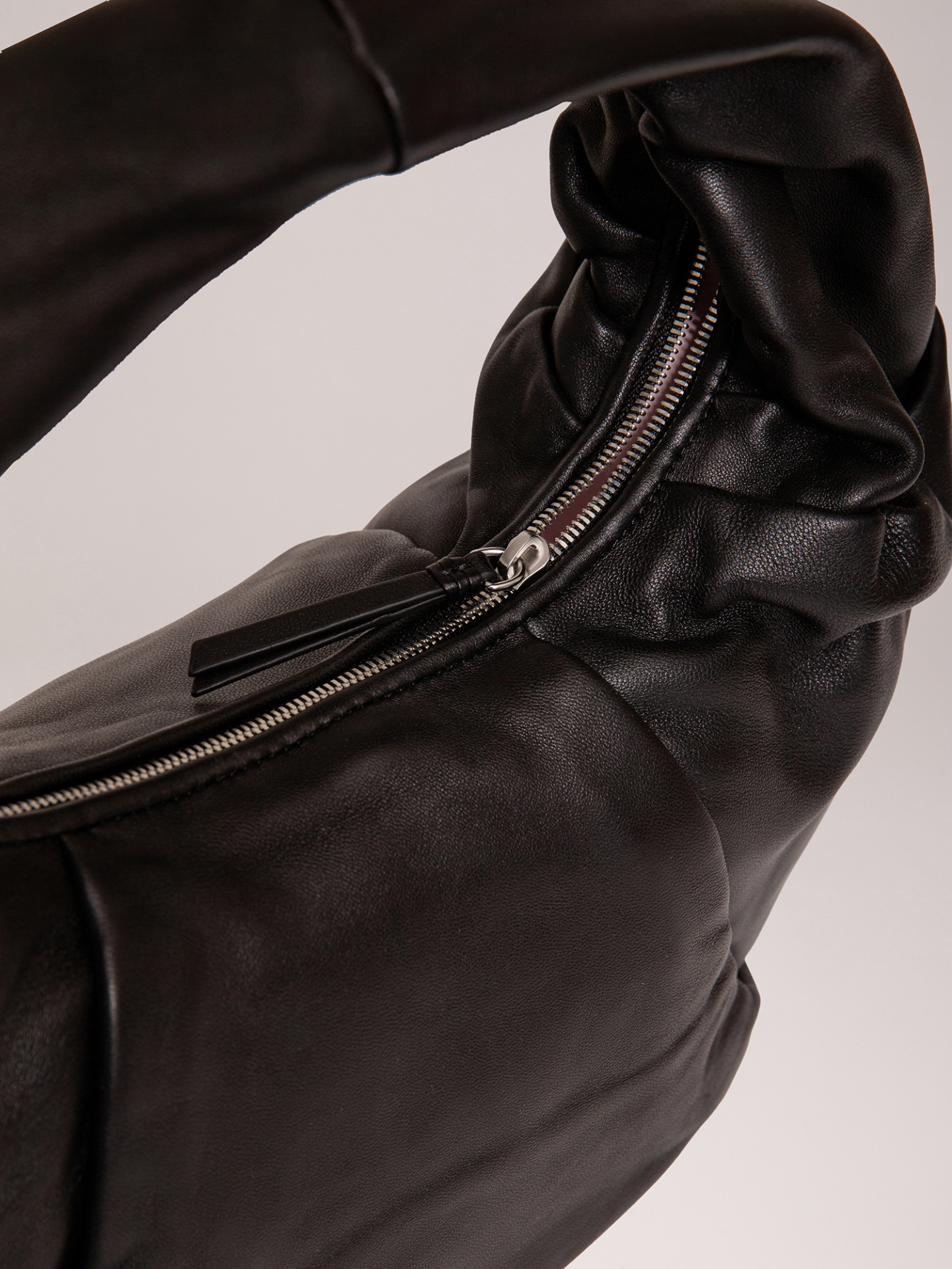 Detailansicht von Handtasche aus Leder von LES VISIONNAIRES