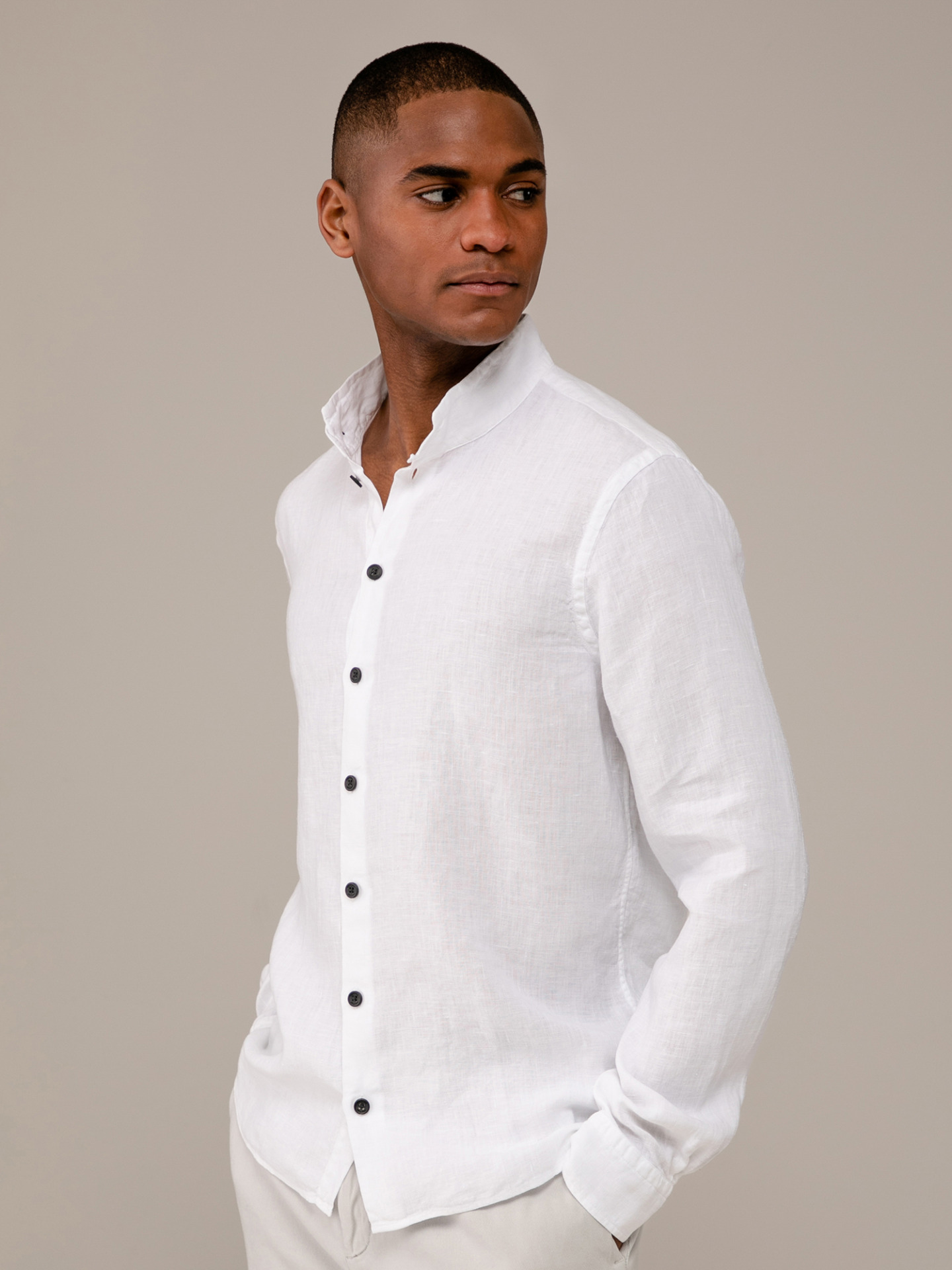 Detailansicht von Leinenhemd mit Stehkragen von HANNES ROETHER