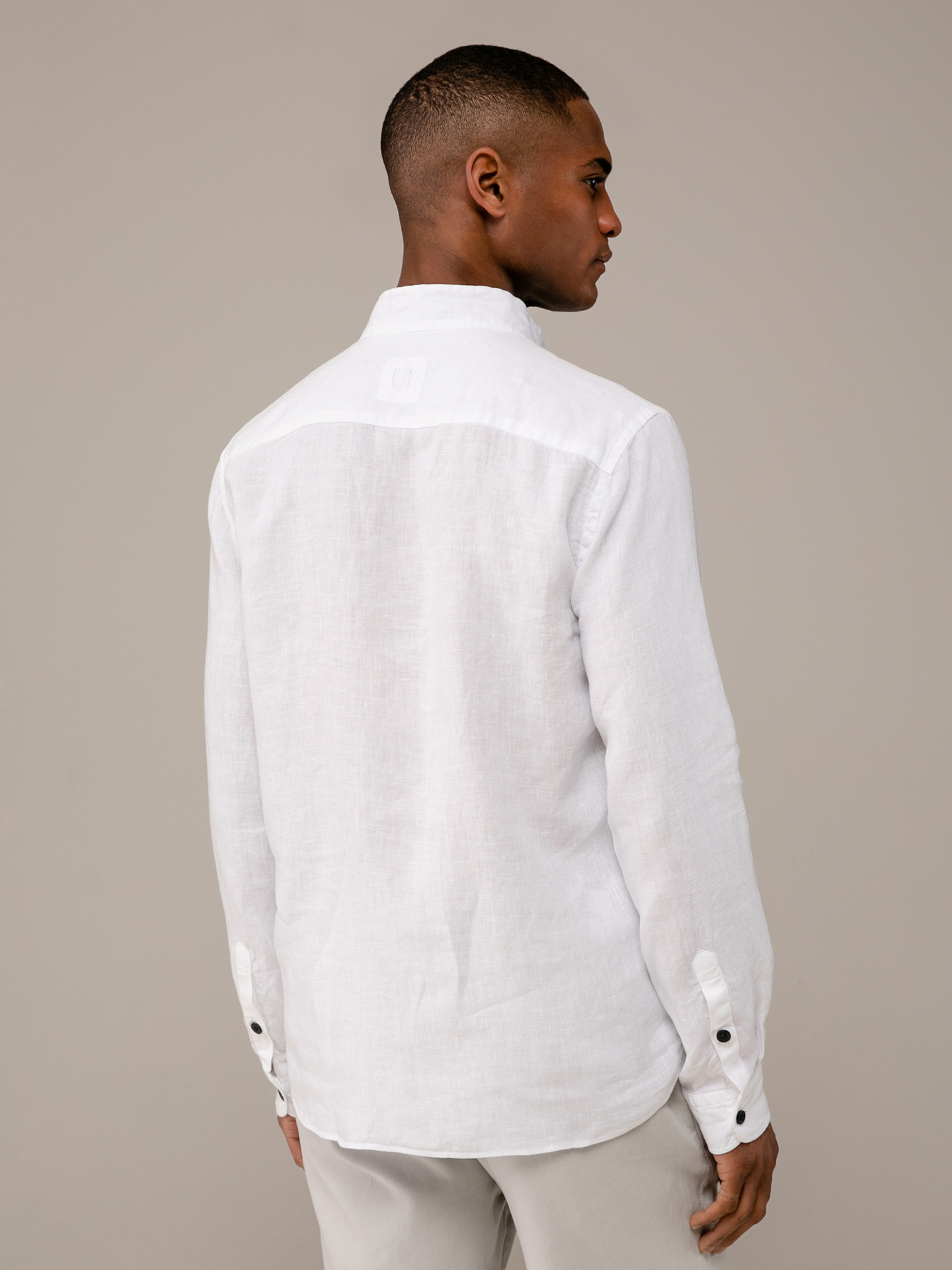 Detailansicht von Leinenhemd mit Stehkragen von HANNES ROETHER