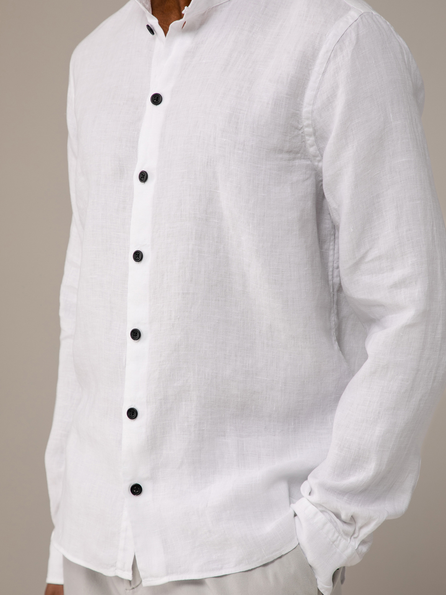 Detailansicht von Leinenhemd mit Stehkragen von HANNES ROETHER