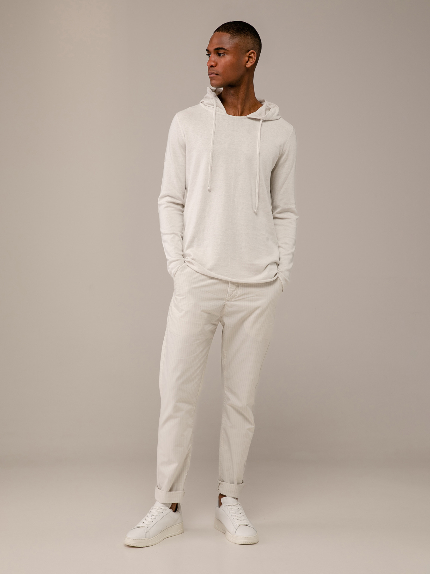 Detailansicht von Kapuzenpullover aus Baumwolle von HANNES ROETHER