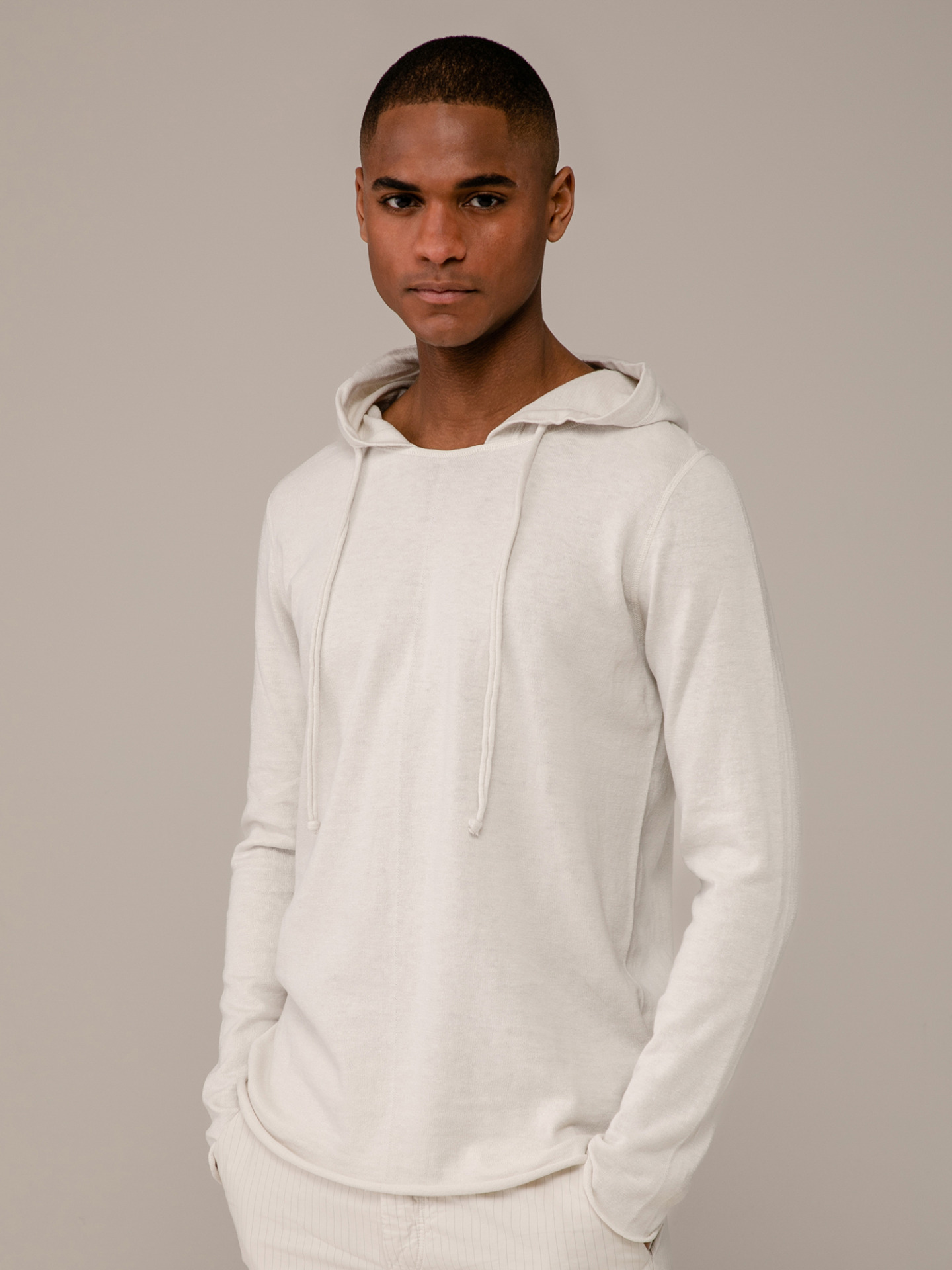 Detailansicht von Kapuzenpullover aus Baumwolle von HANNES ROETHER