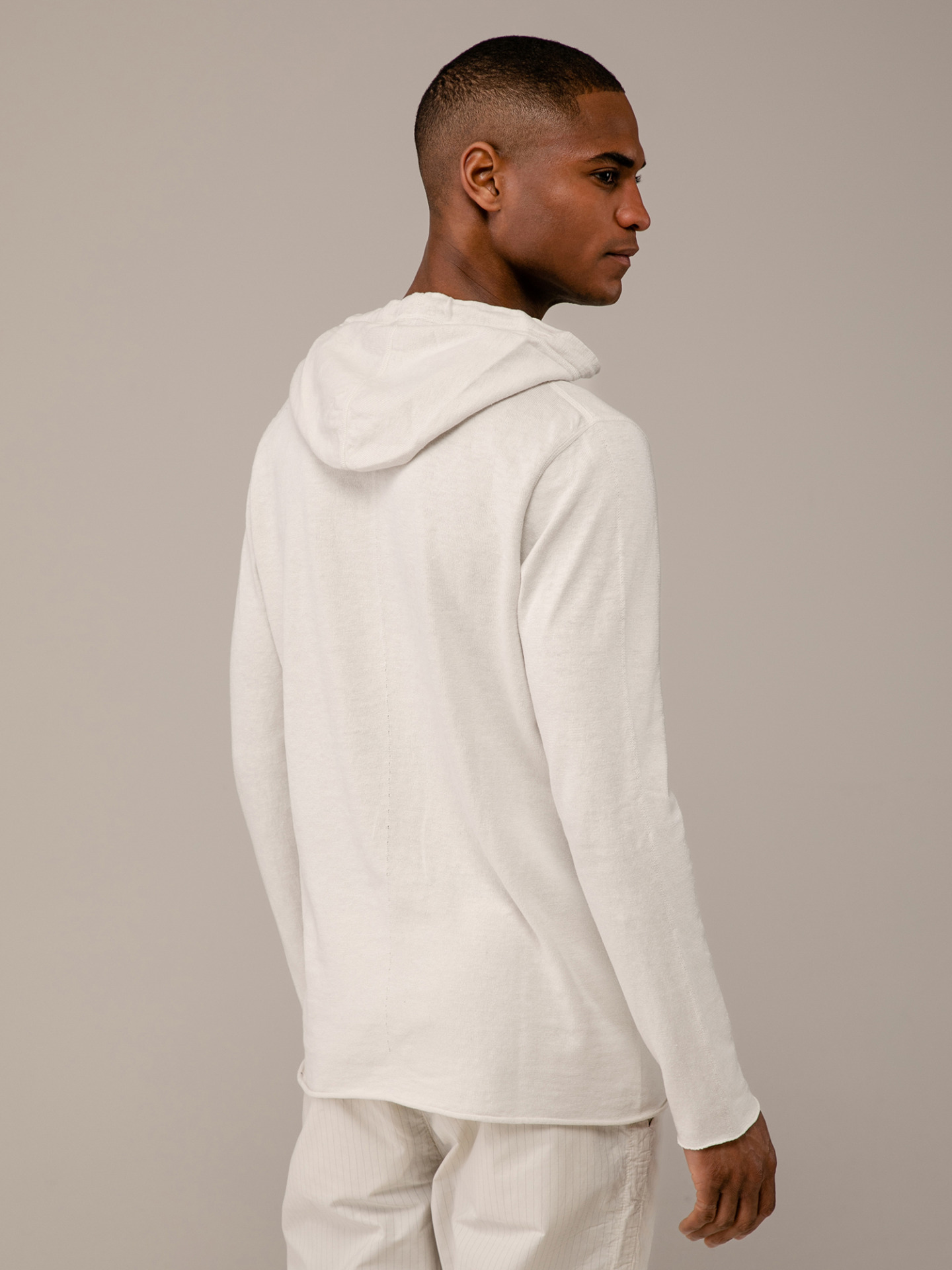 Detailansicht von Kapuzenpullover aus Baumwolle von HANNES ROETHER