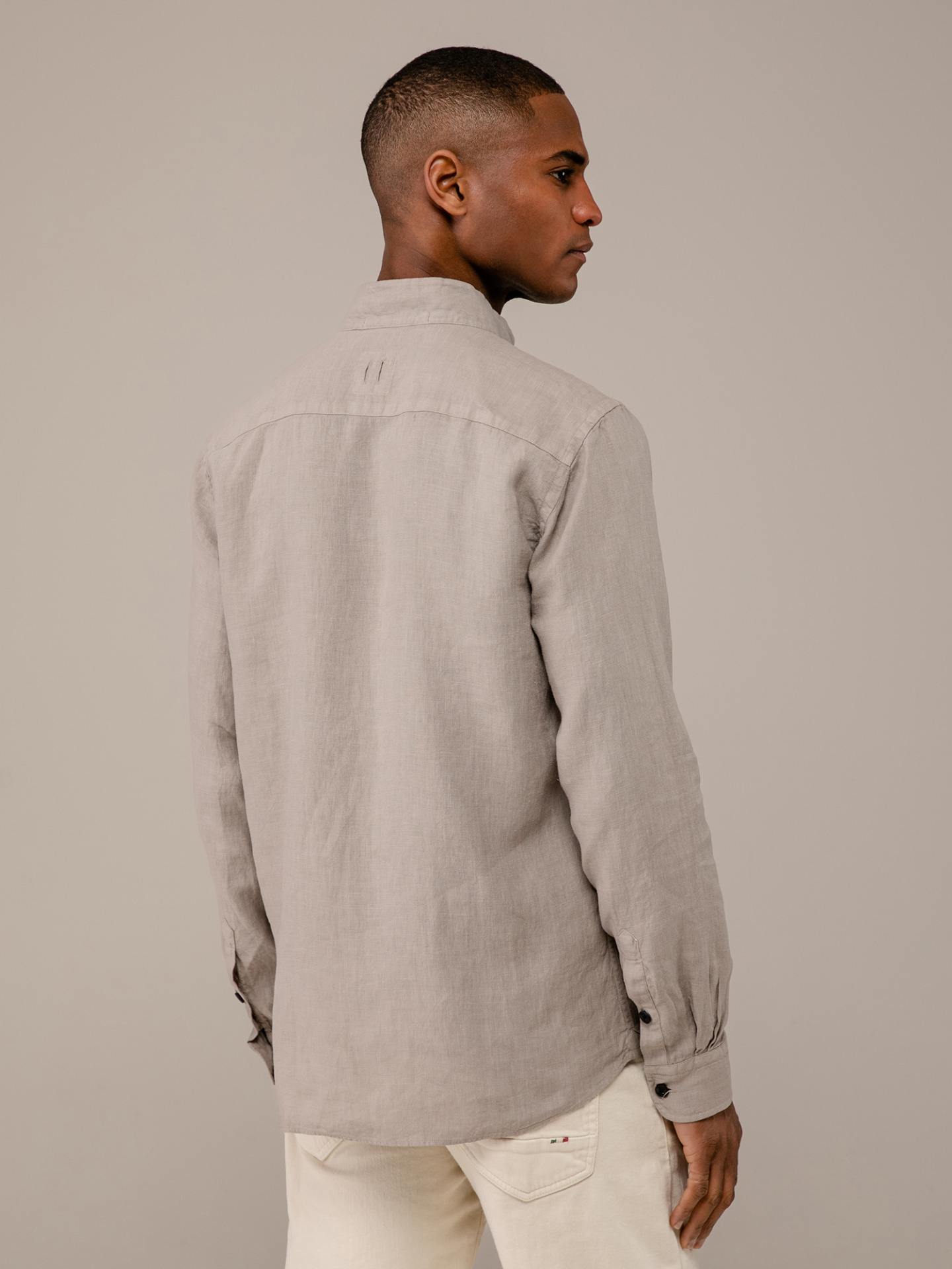 Detailansicht von Leinenhemd mit Stehkragen von HANNES ROETHER