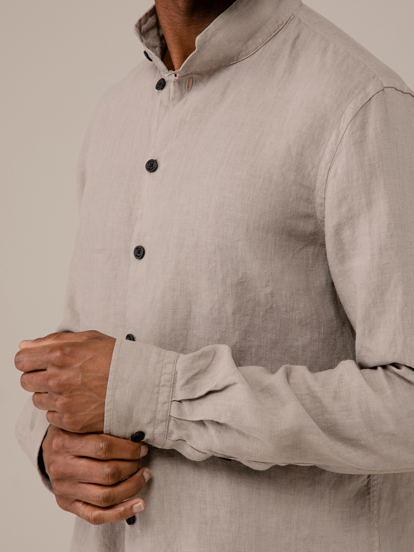 Detailansicht von Leinenhemd mit Stehkragen von HANNES ROETHER