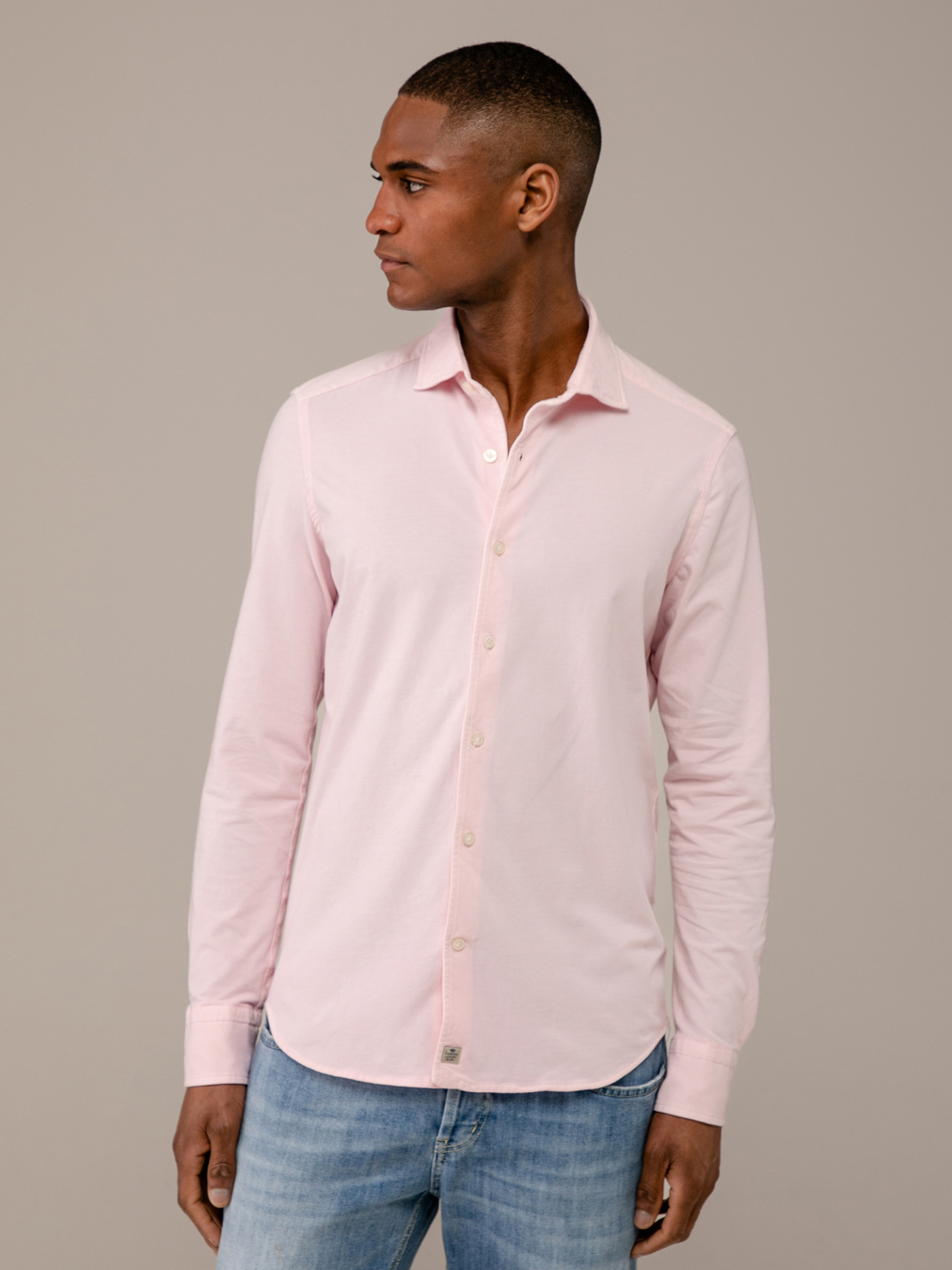 Detailansicht von Baumwollhemd mit Haifischkragen von SONRISA