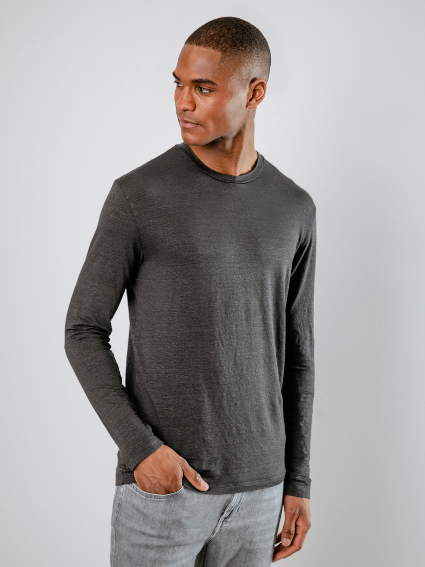 Detailansicht von Langarmshirt aus Leinen von DANIELE FIESOLI