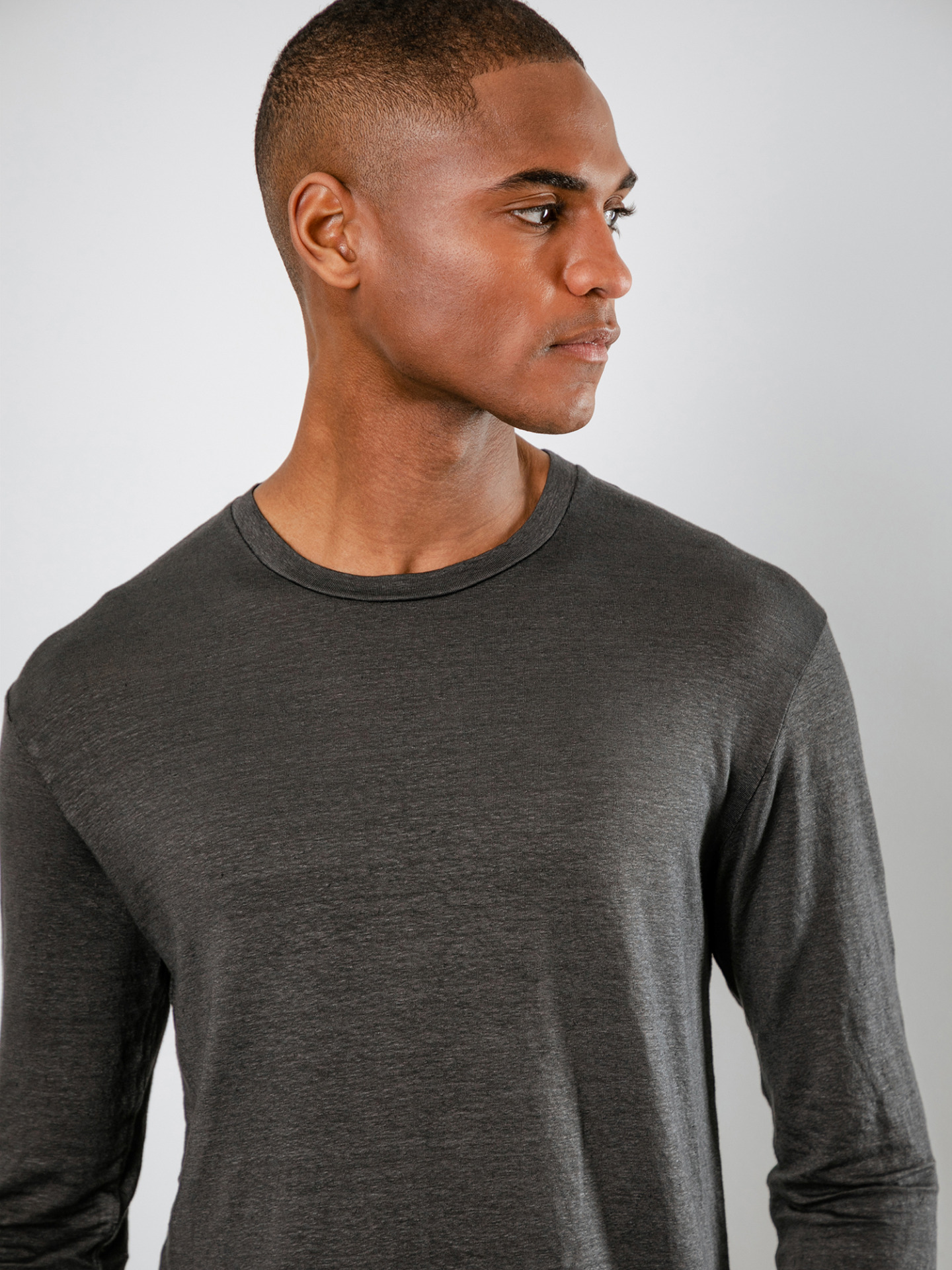 Detailansicht von Langarmshirt aus Leinen von DANIELE FIESOLI