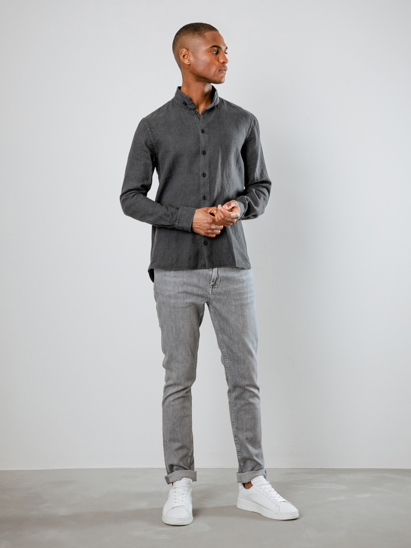 Detailansicht von Leinenhemd mit Stehkragen von HANNES ROETHER