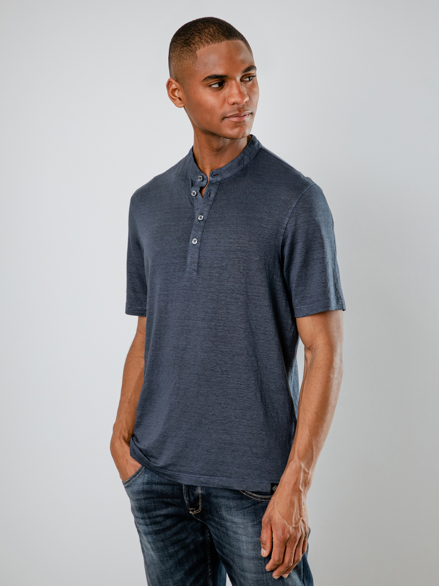 Detailansicht von T-Shirt mit Knopfleiste von GRAN SASSO