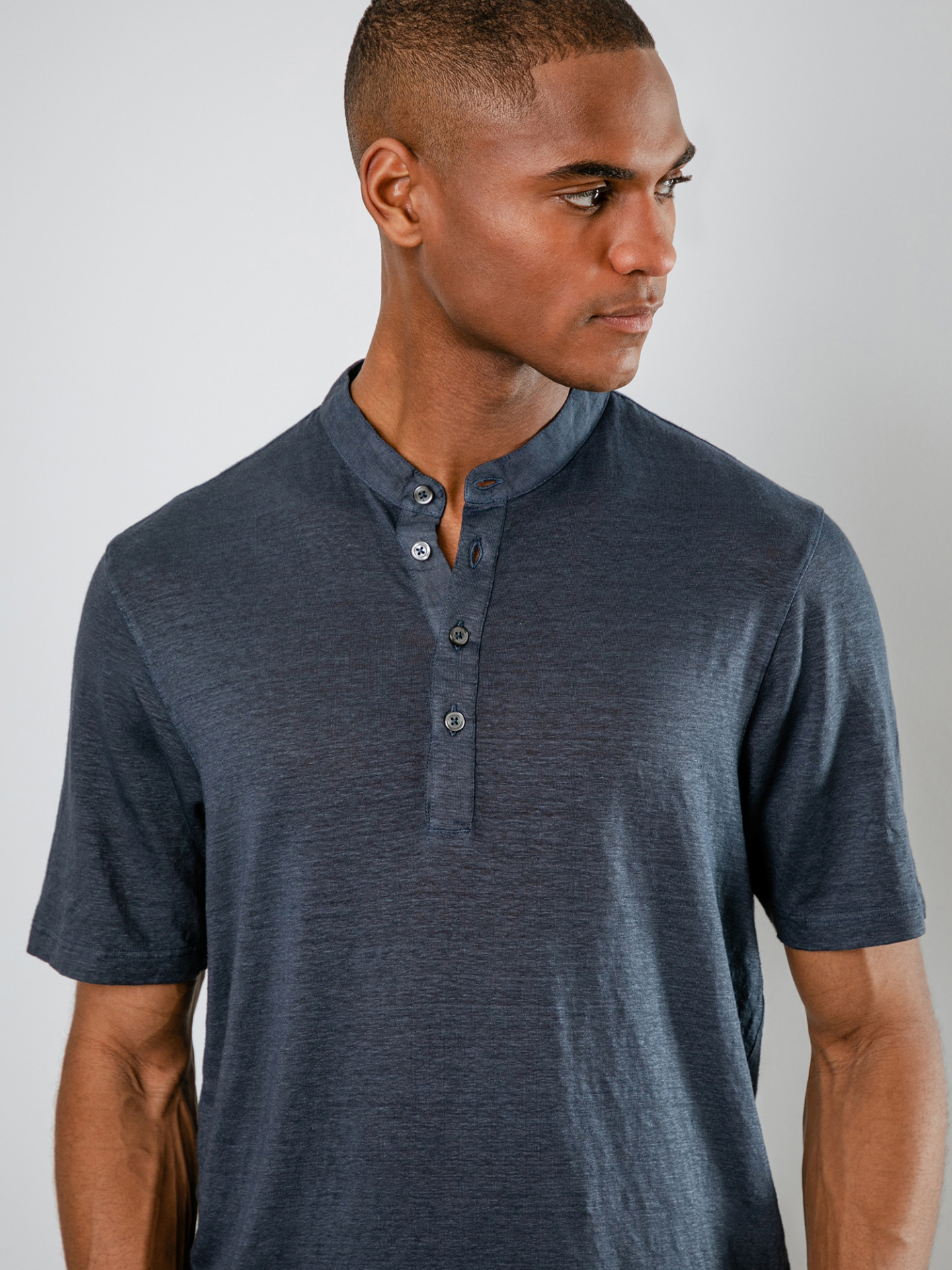 Detailansicht von T-Shirt mit Knopfleiste von GRAN SASSO